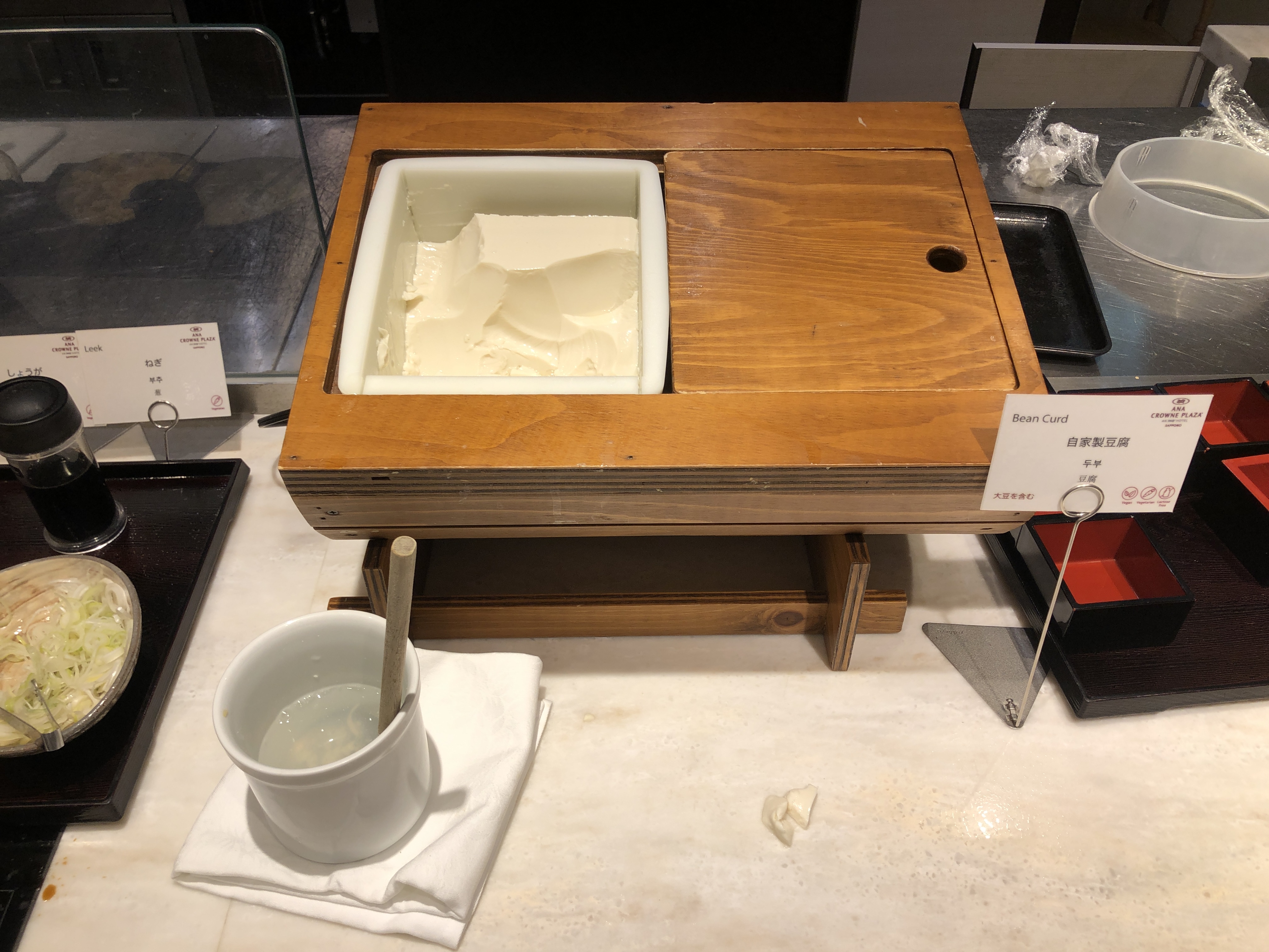 机の上にある数種類のケーキ