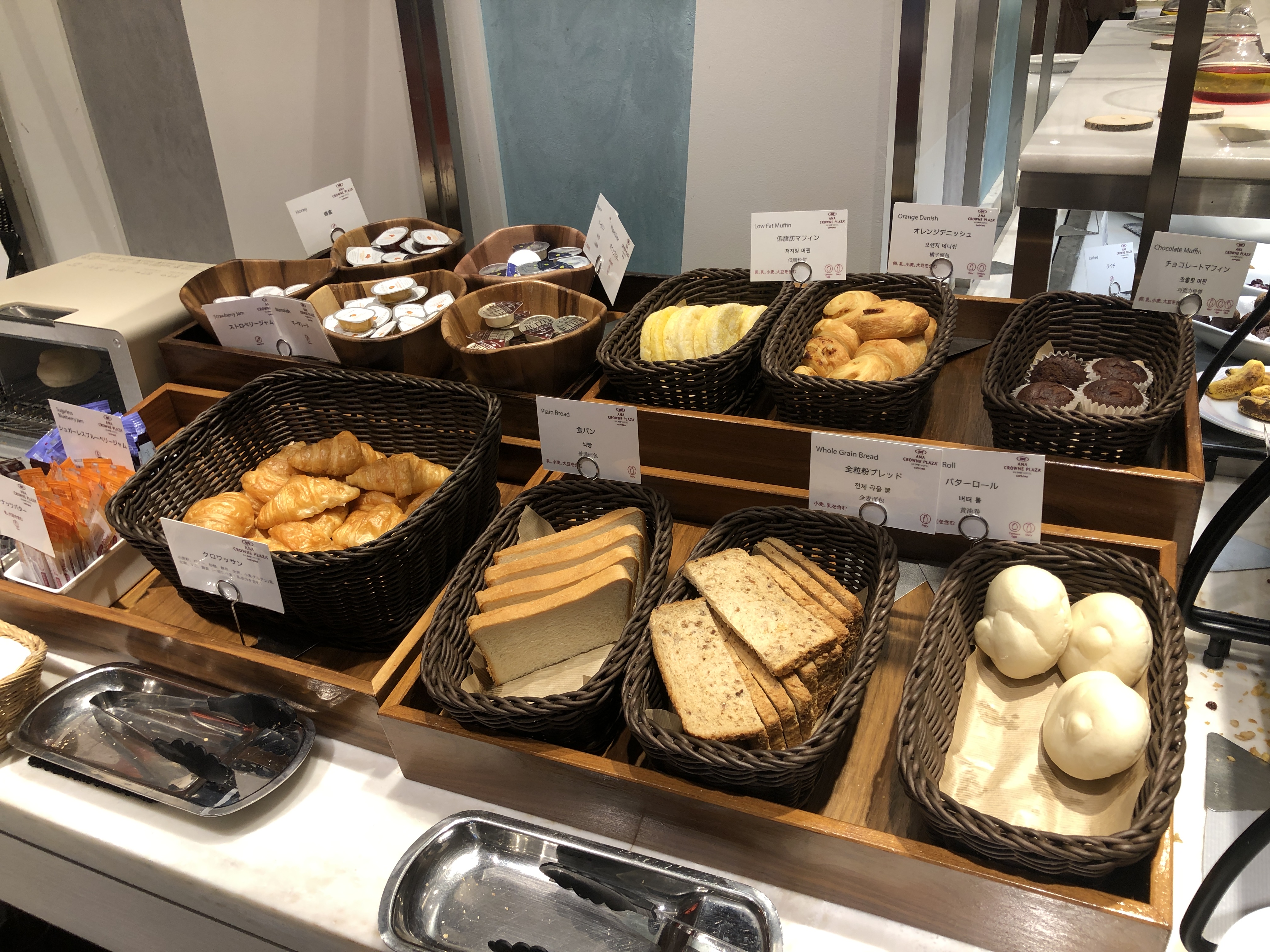 カウンターに置いている様々な種類のケーキ