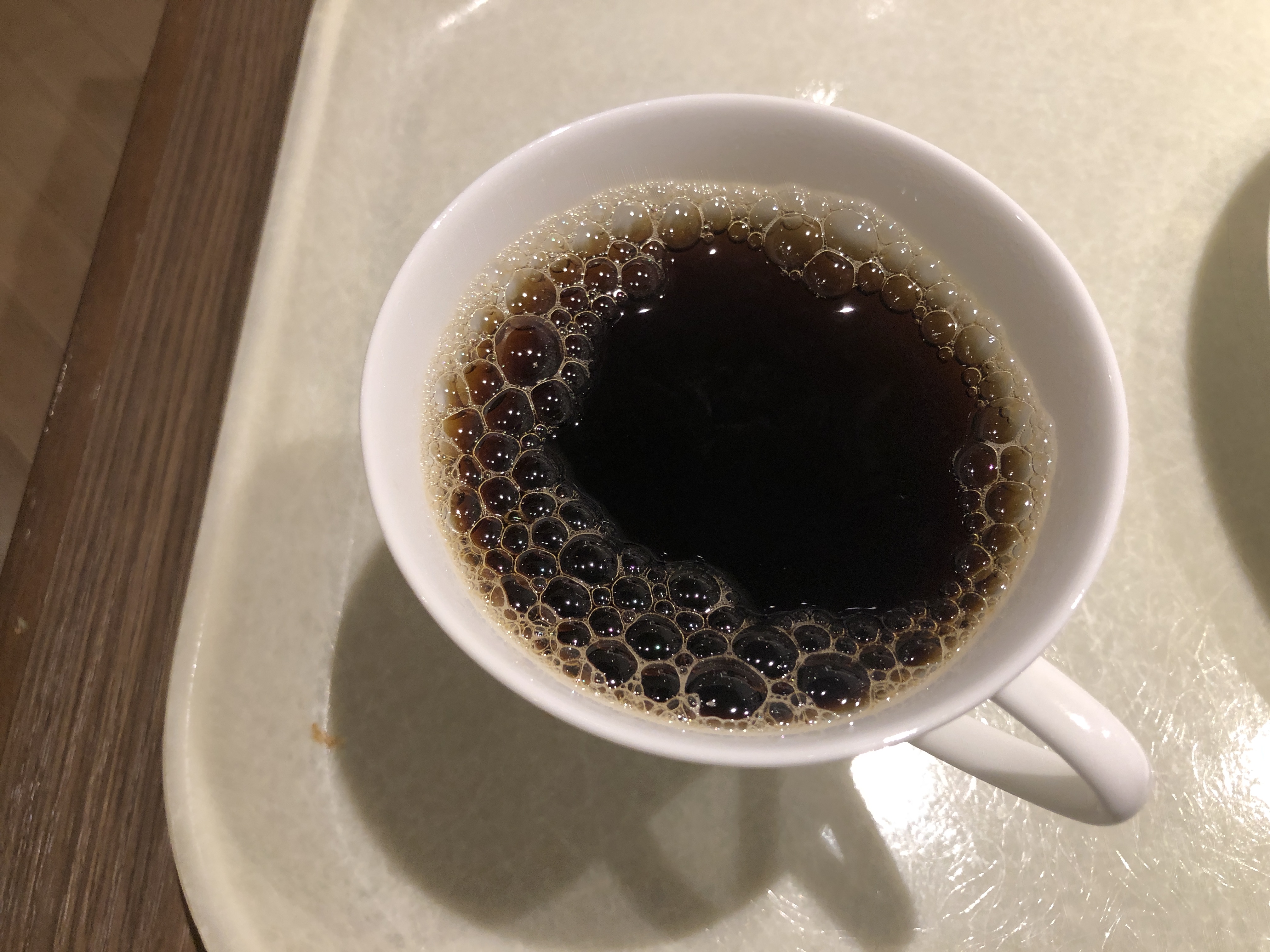 皿の上に置かれたコーヒーカップ