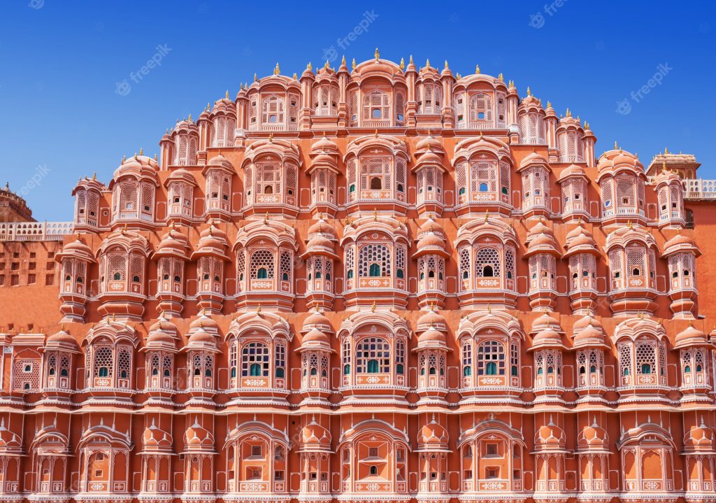 建物の前に並んでいる、背景はハワー・マハル