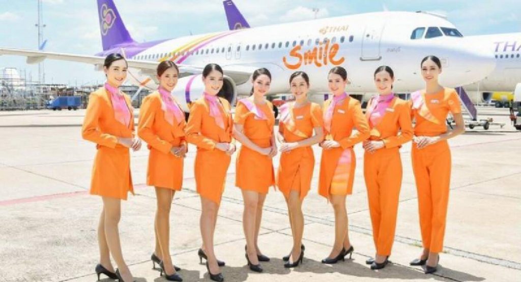 飛行機の前に立っている男性たち