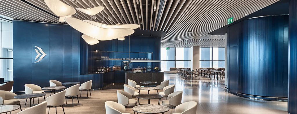 テーブルの上にある沢山の椅子がある部屋