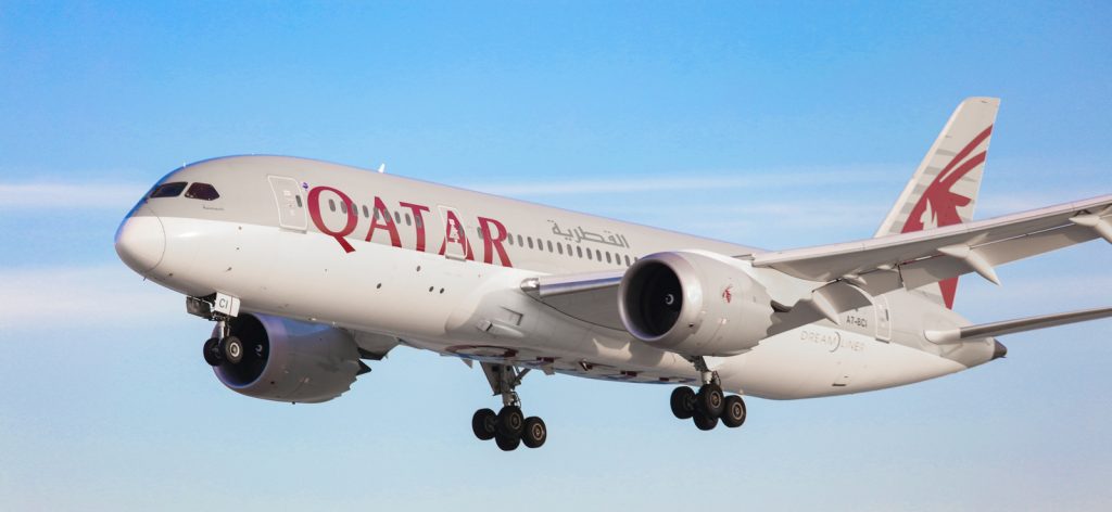 飛行機が空を飛んでいるジェット機