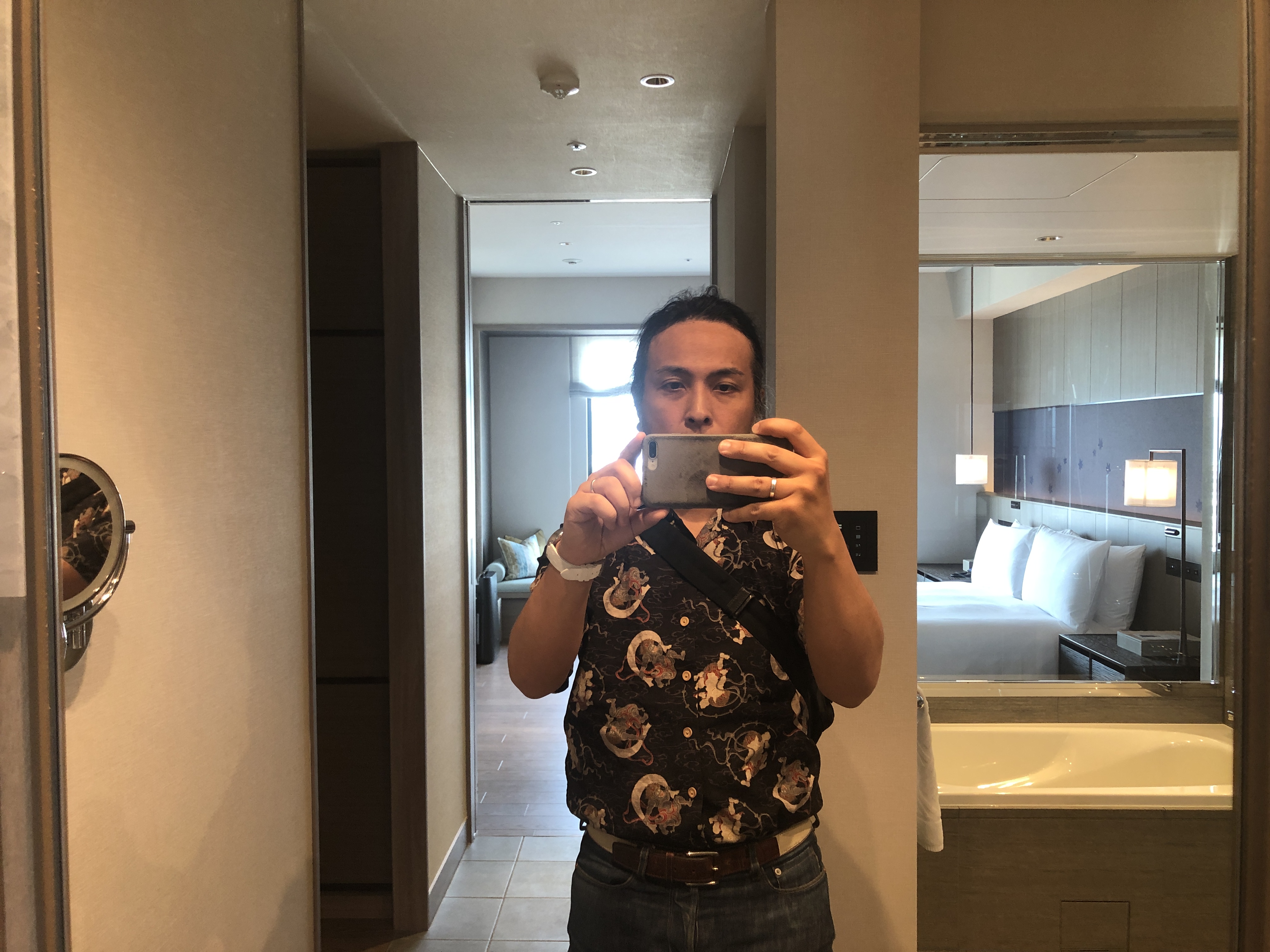 鏡越しに携帯で写真を撮る女性