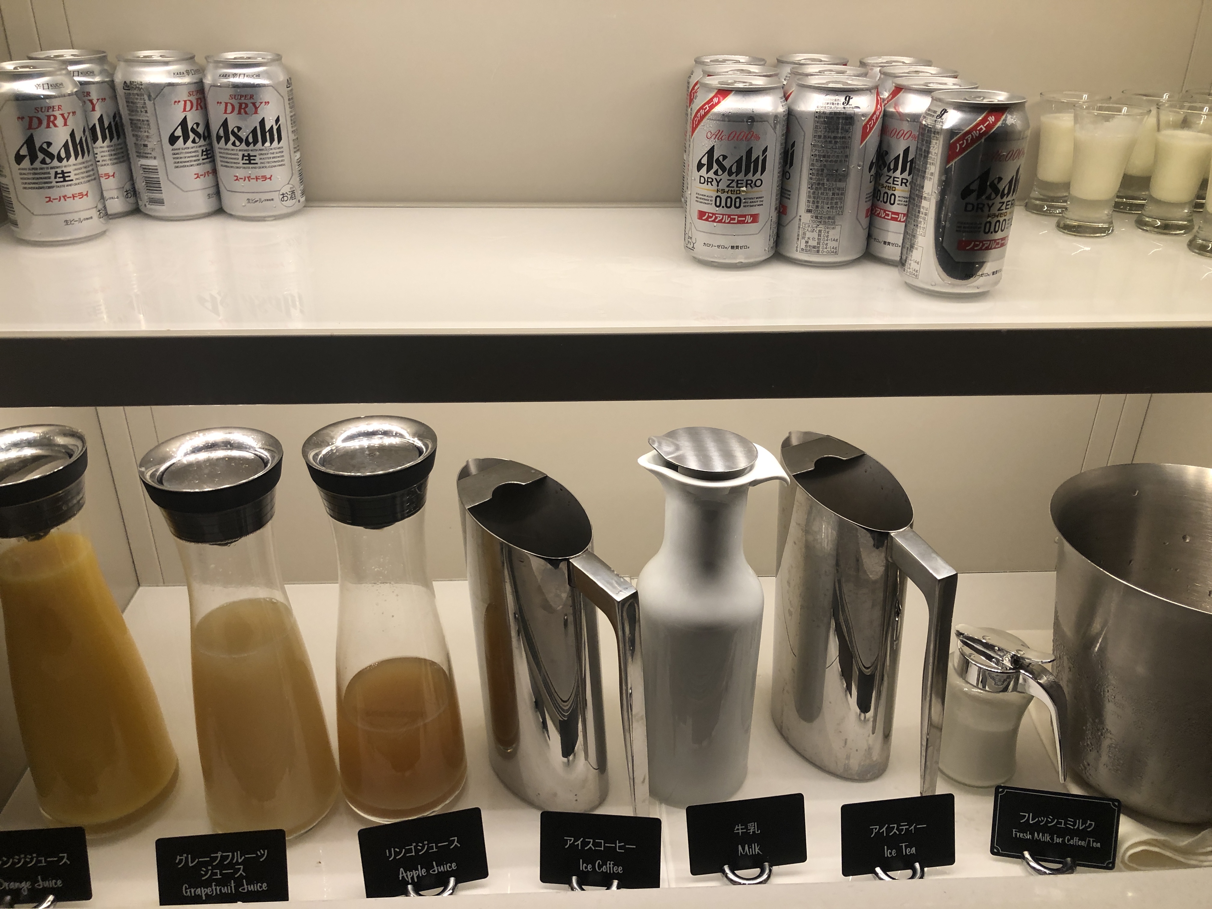 カウンターに置かれた飲み物