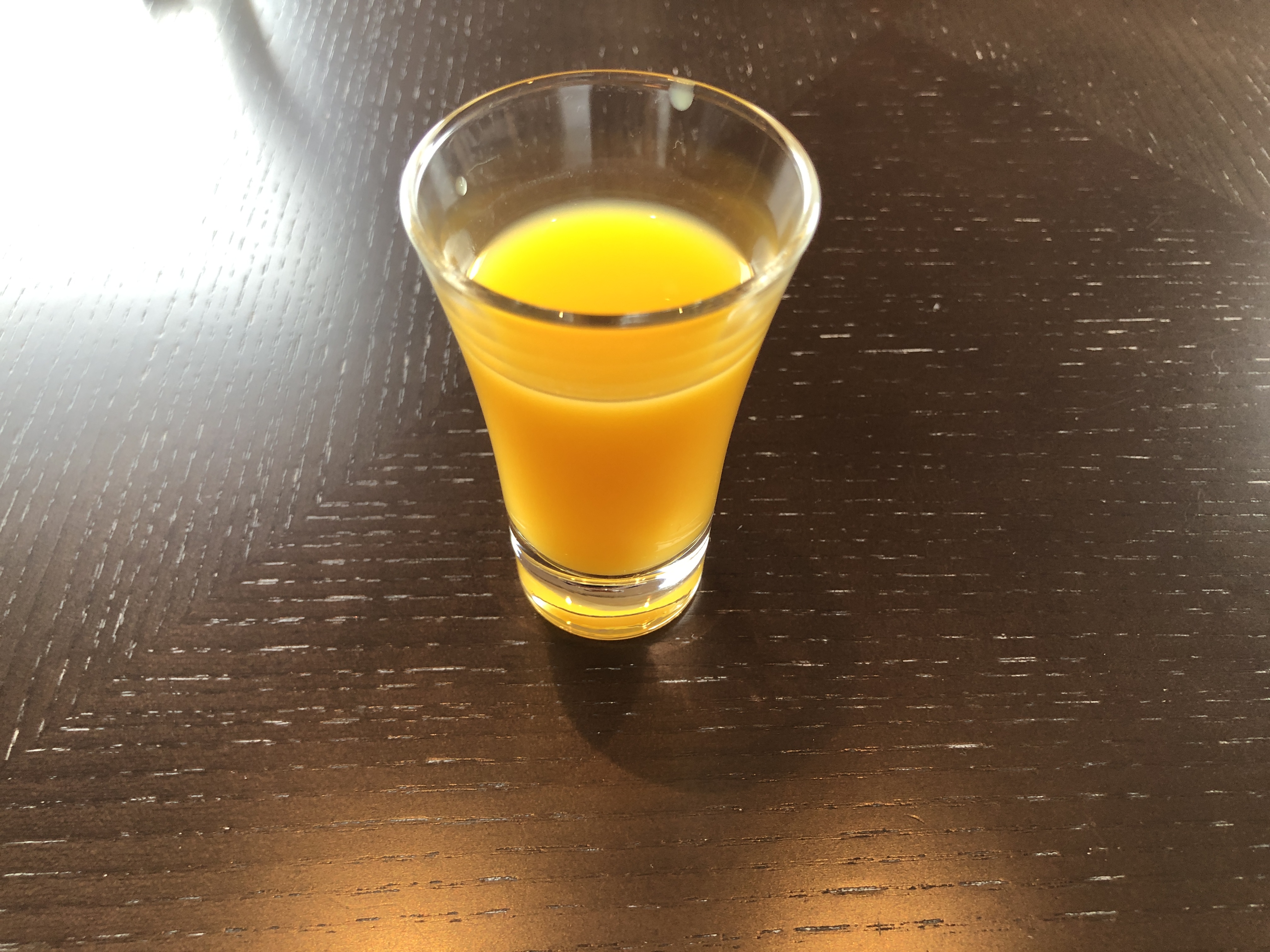 ガラスのコップに入った飲み物