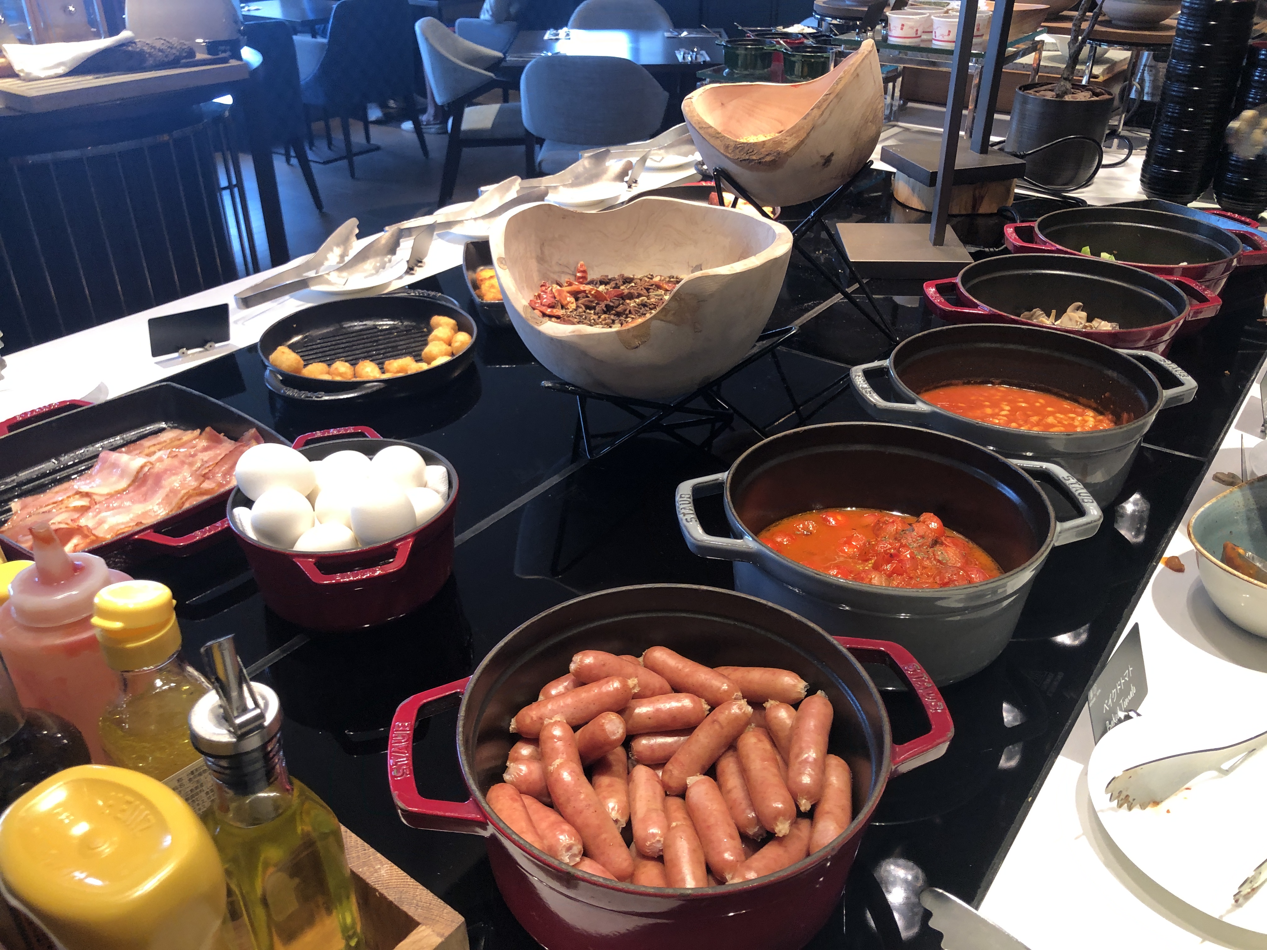 テーブルの上にあるいろんな料理