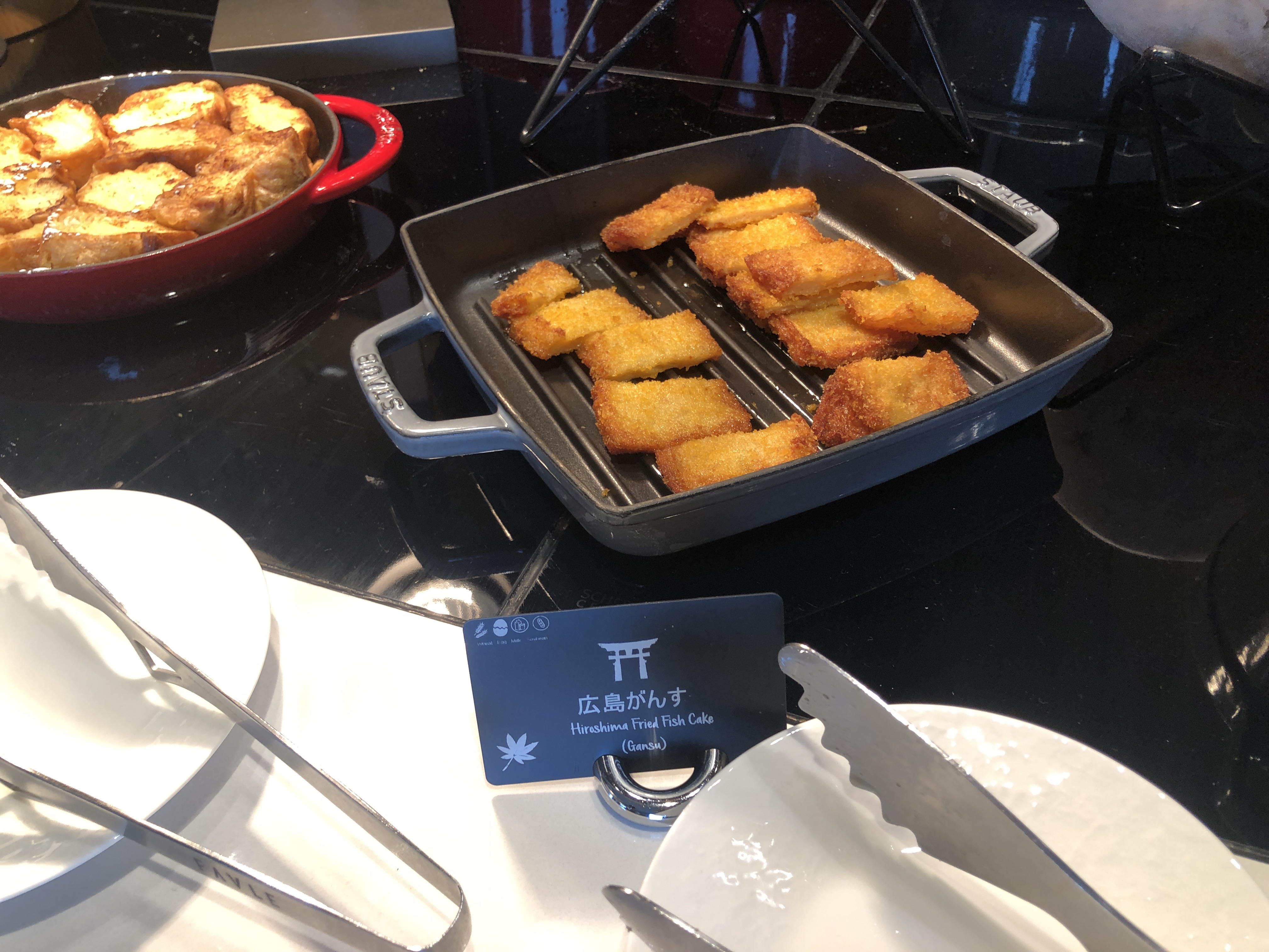 フライパンで焼いている肉