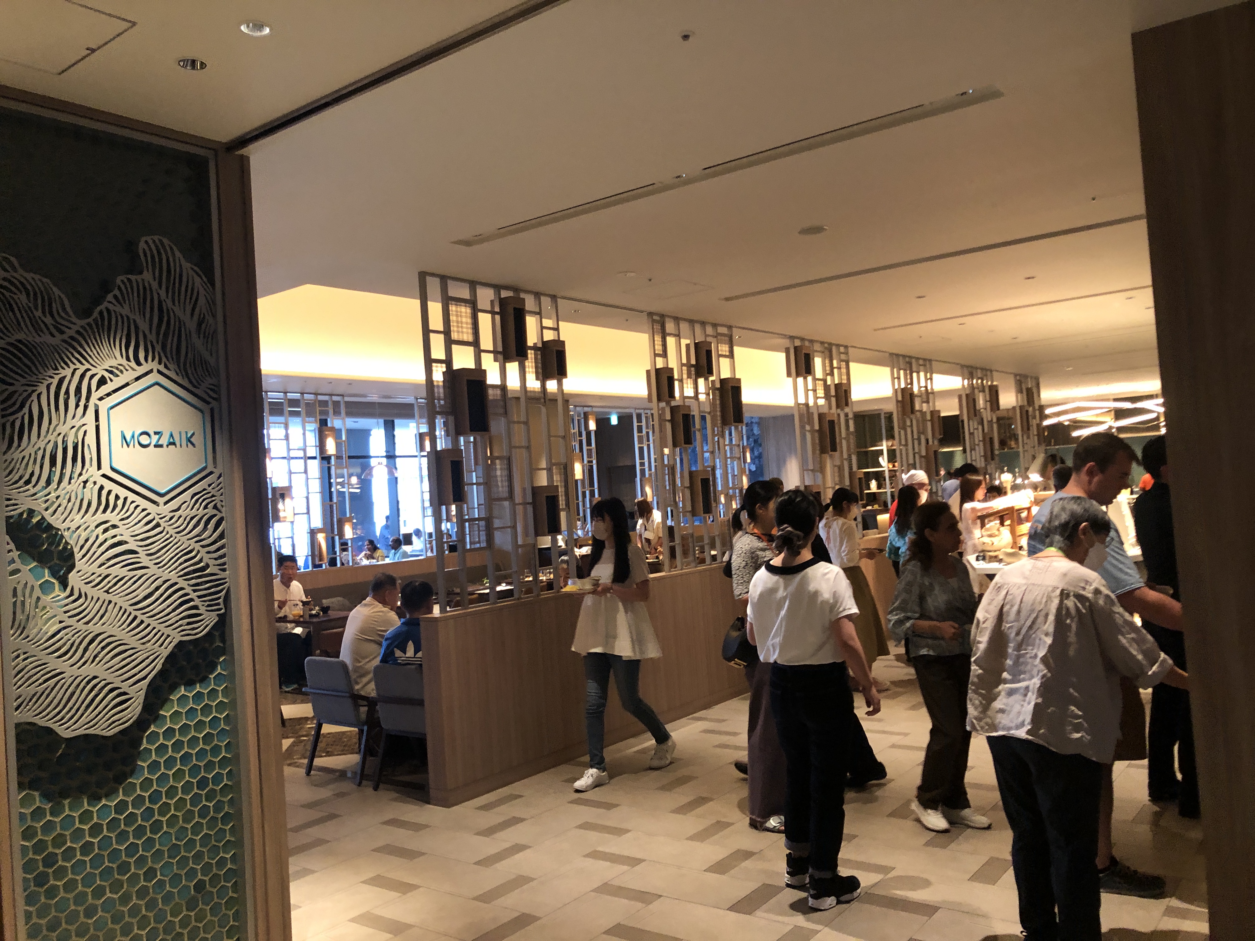 駅に待っている人々