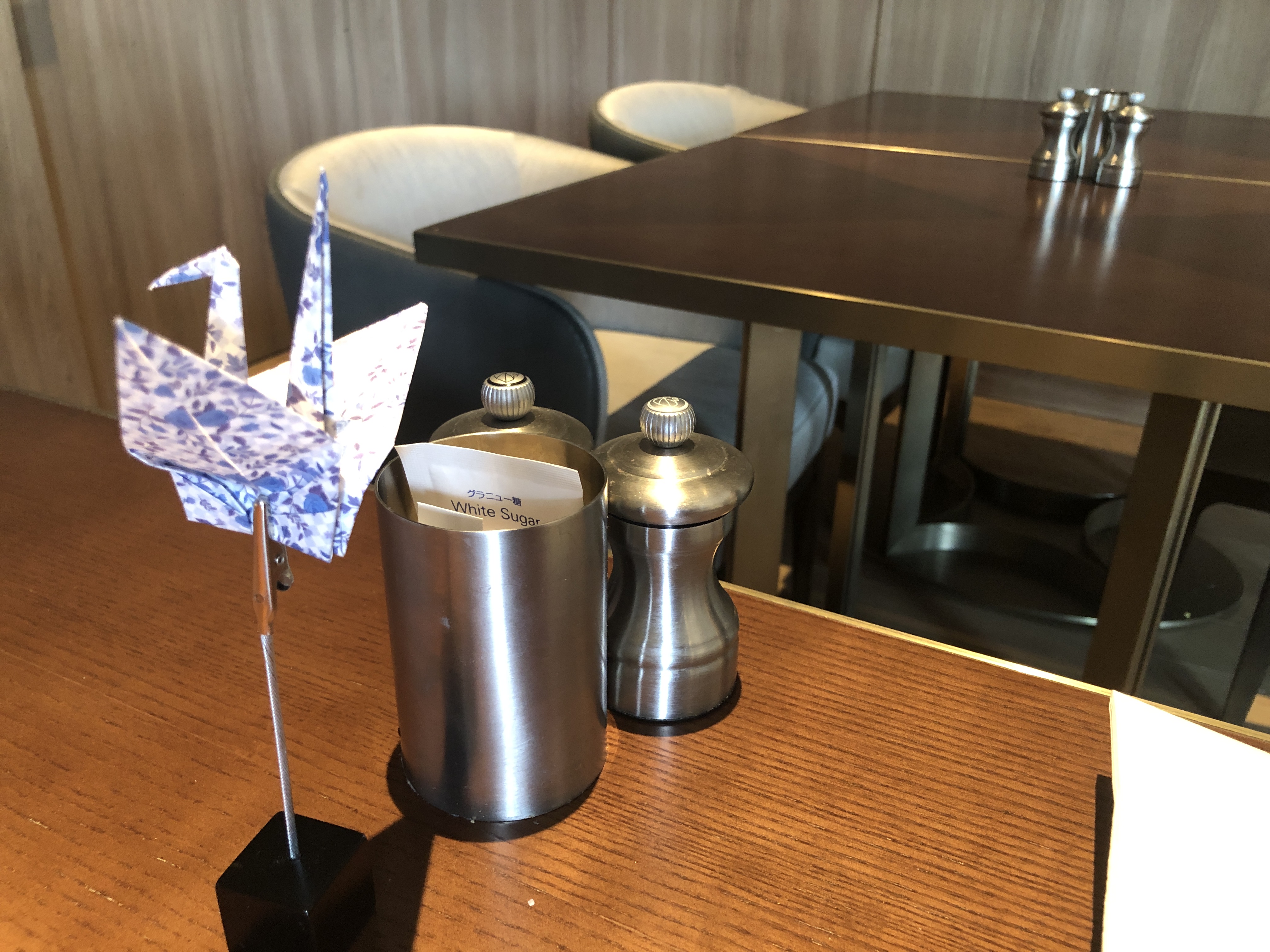 木製テーブルの上に置かれた花瓶
