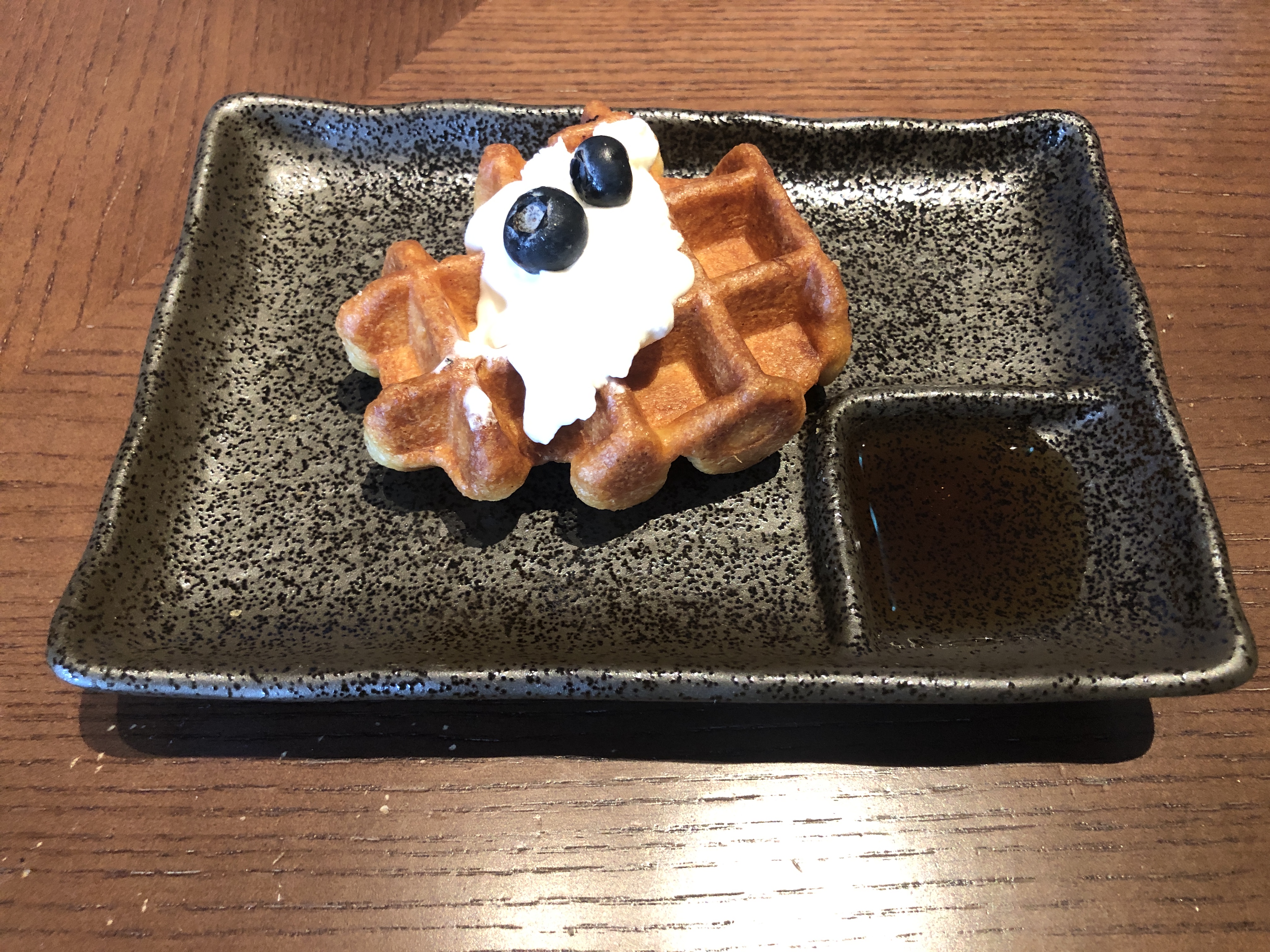 テーブルの上に置いてあるチョコレートのケーキ