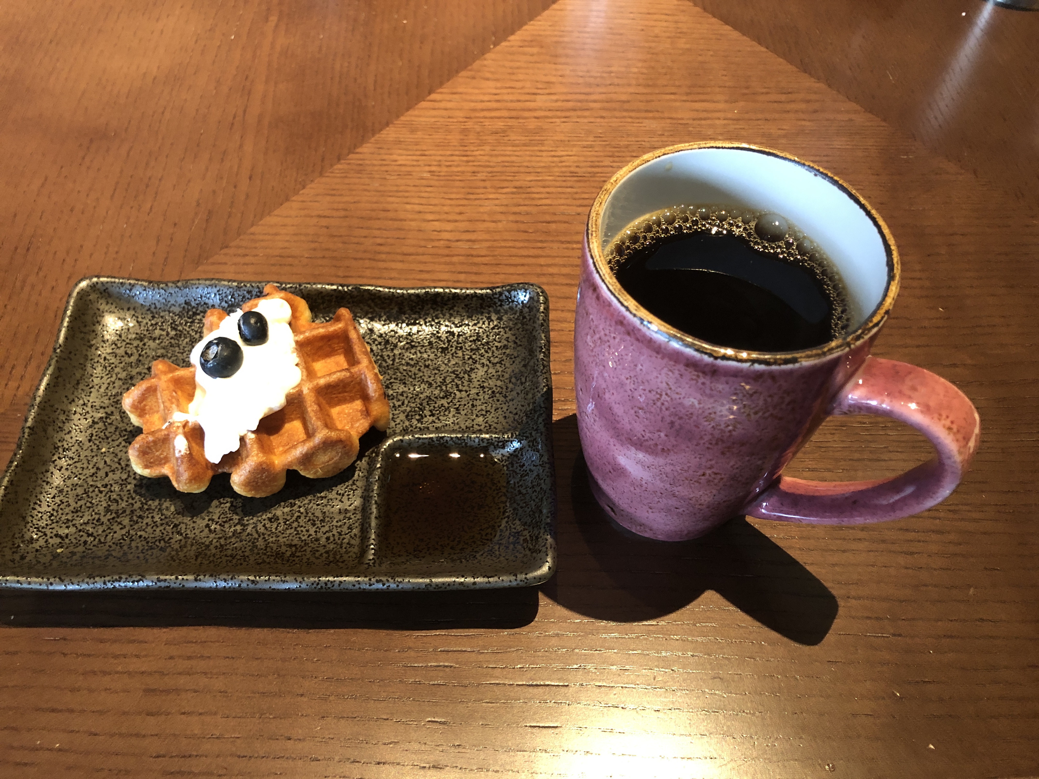 木製テーブルの上にあるコーヒー
