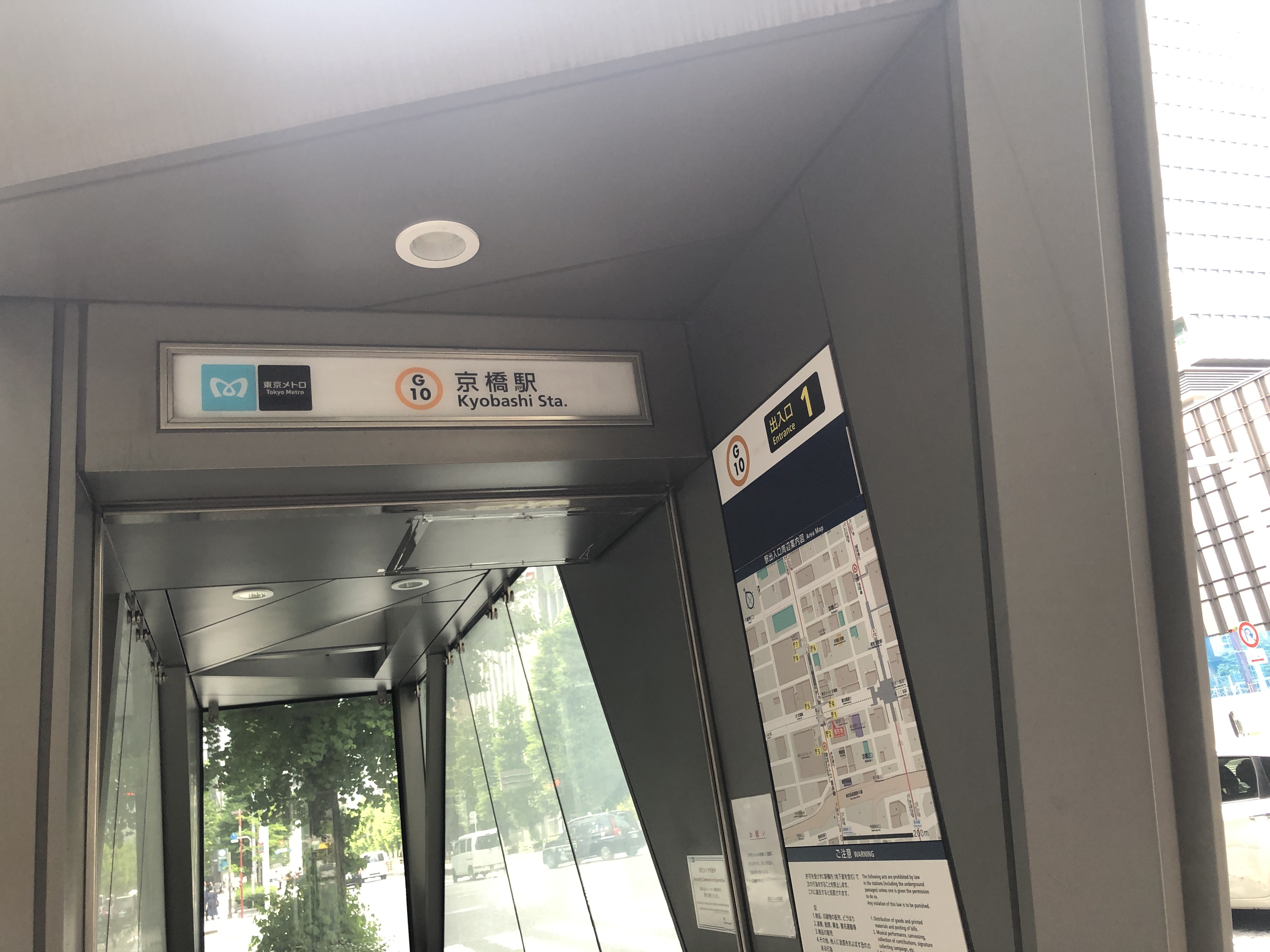 壁に掛けられた看板