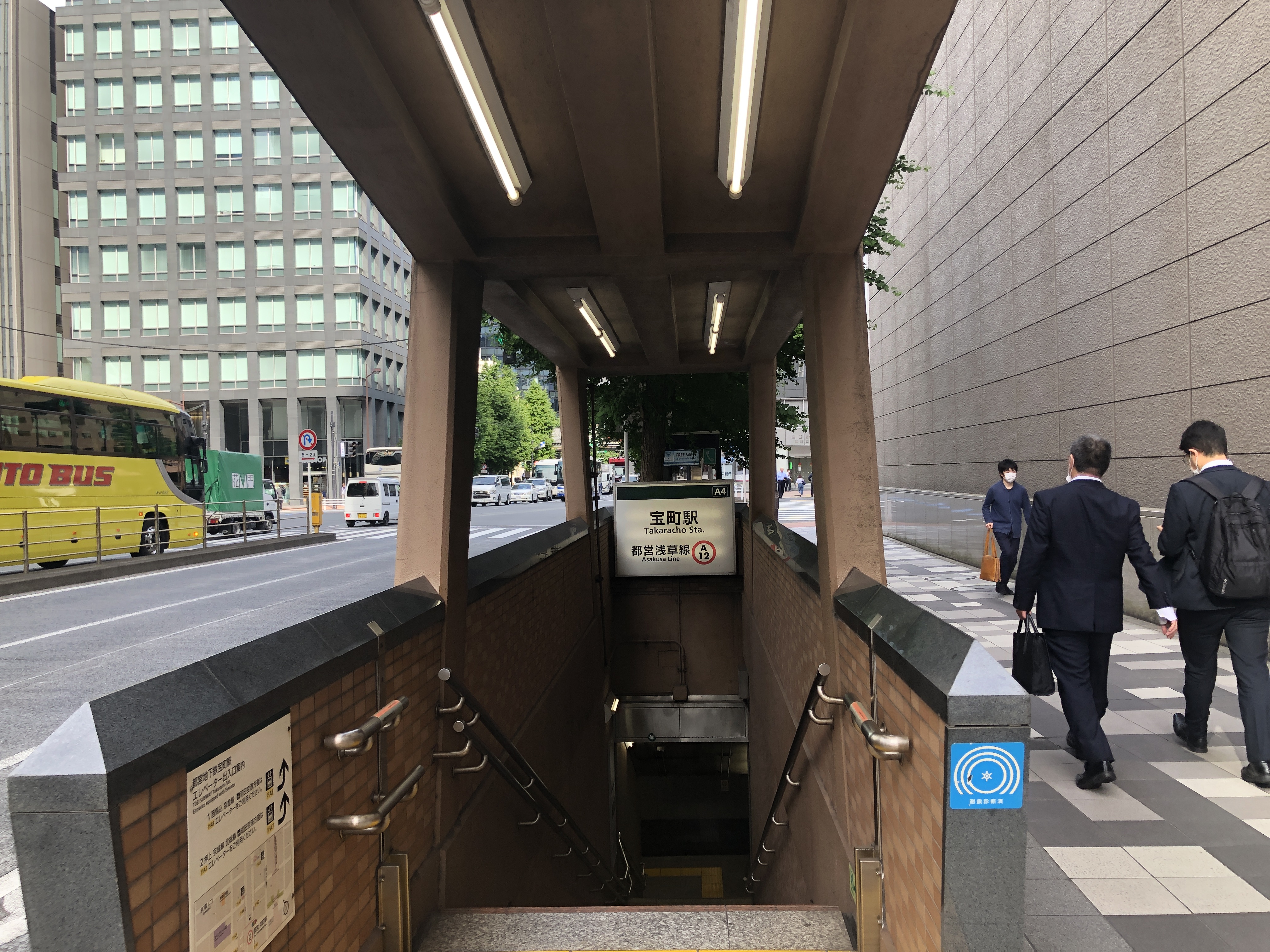 駅のホームを歩いている人