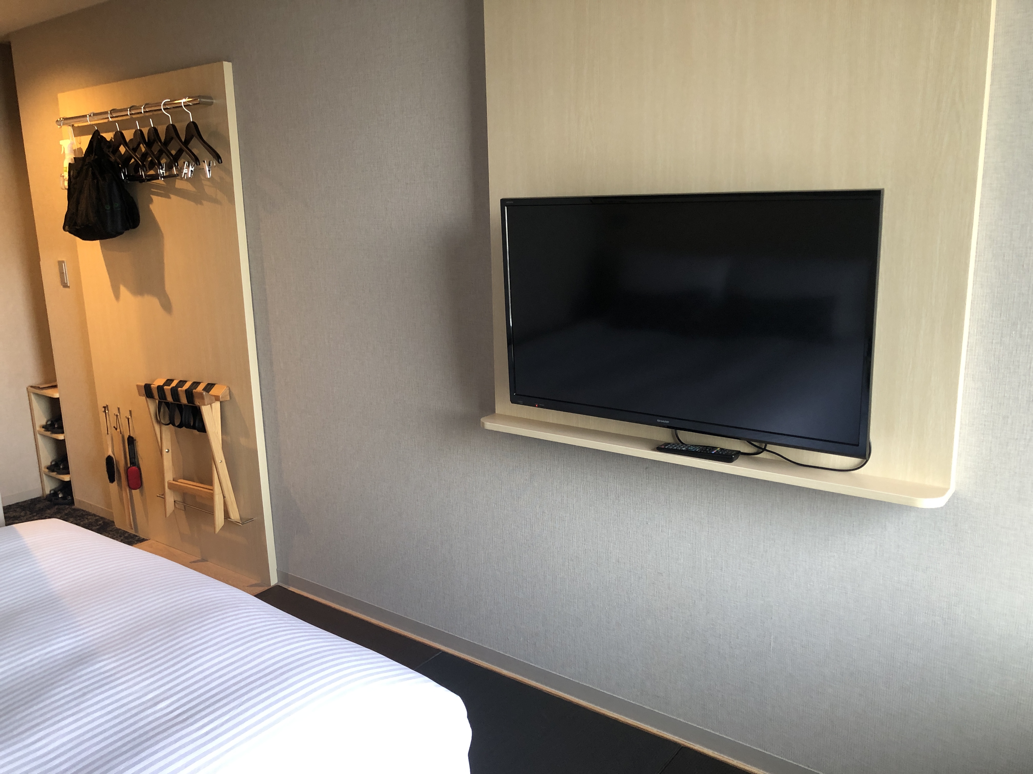 ベッドの上に置かれたテレビ
