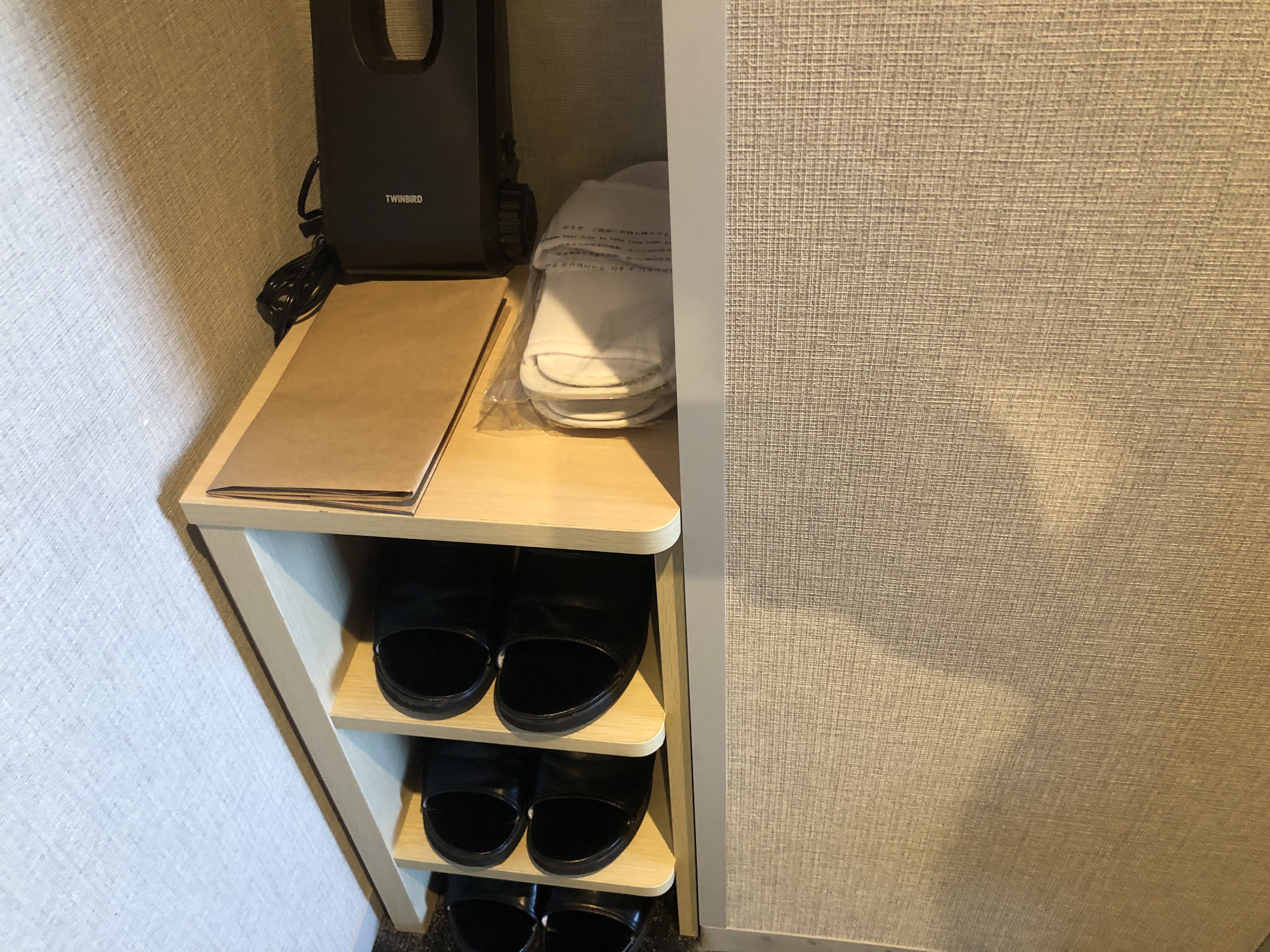 パソコンの前に立っている
