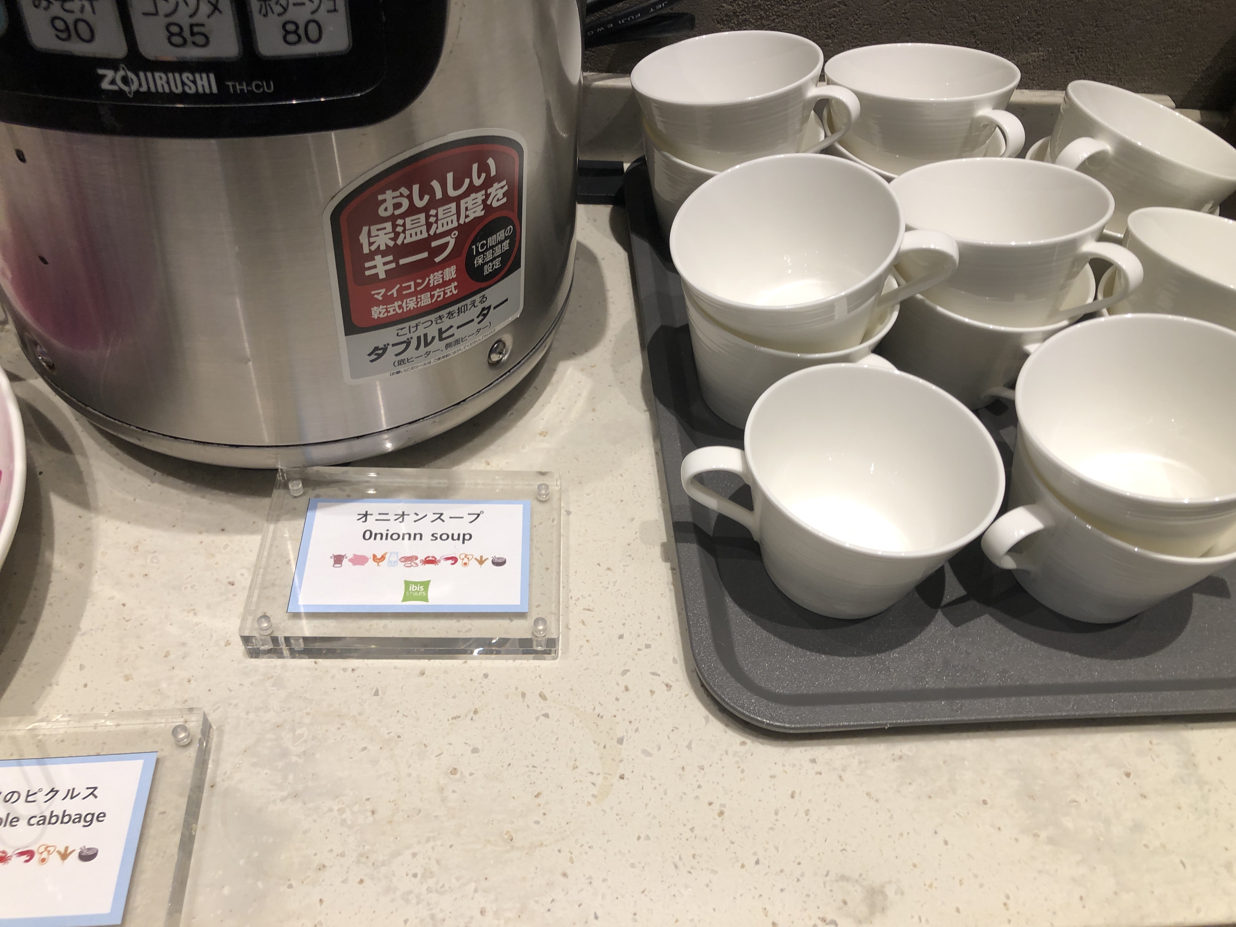 カウンターに置かれた複数のチラシが置かれているカップ
