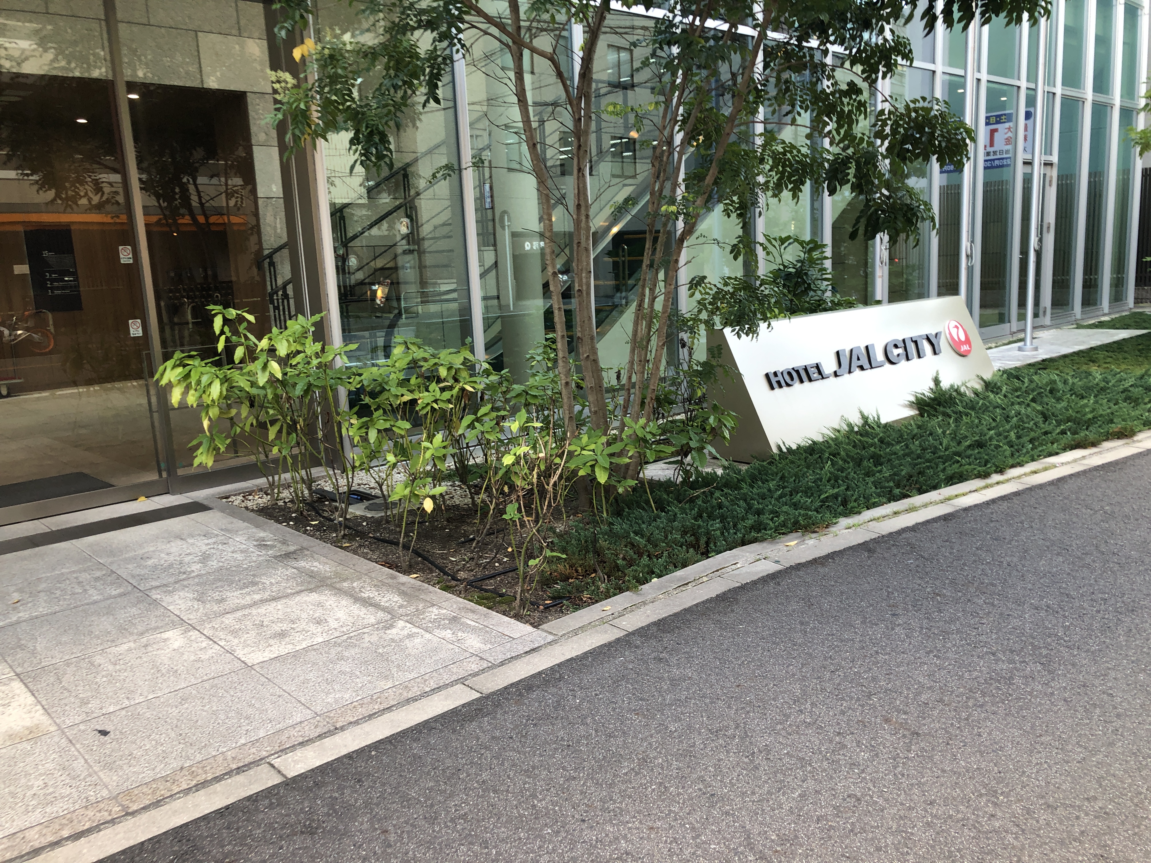 歩道の上に置かれている