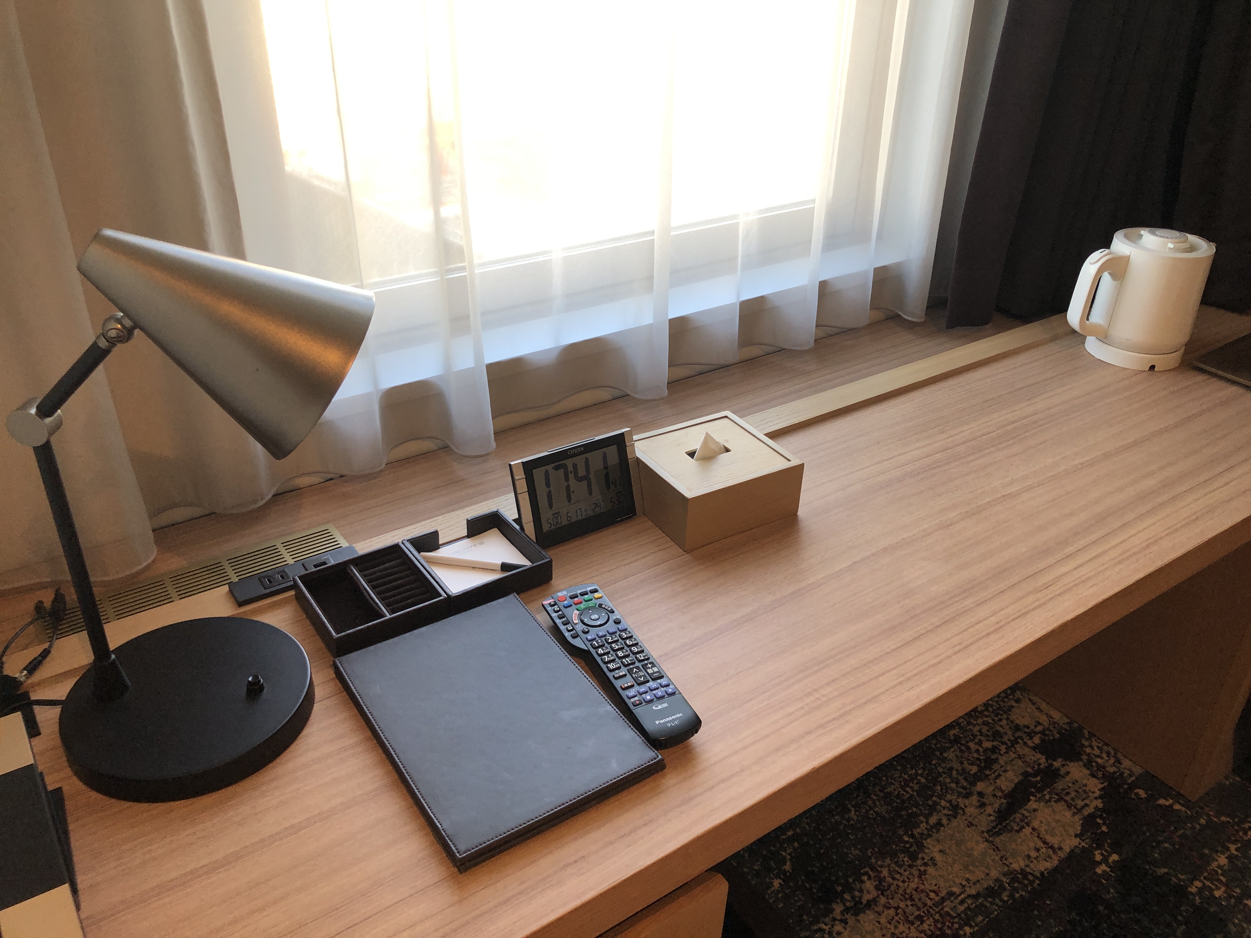 机の上に置かれている部屋