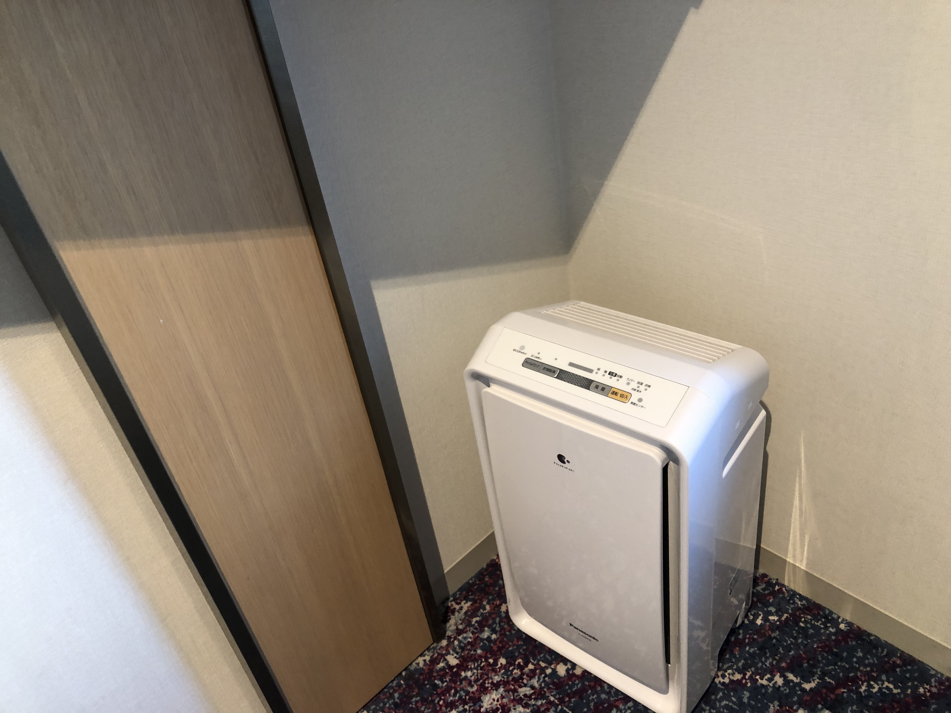 スーツケースの上にある電子レンジ