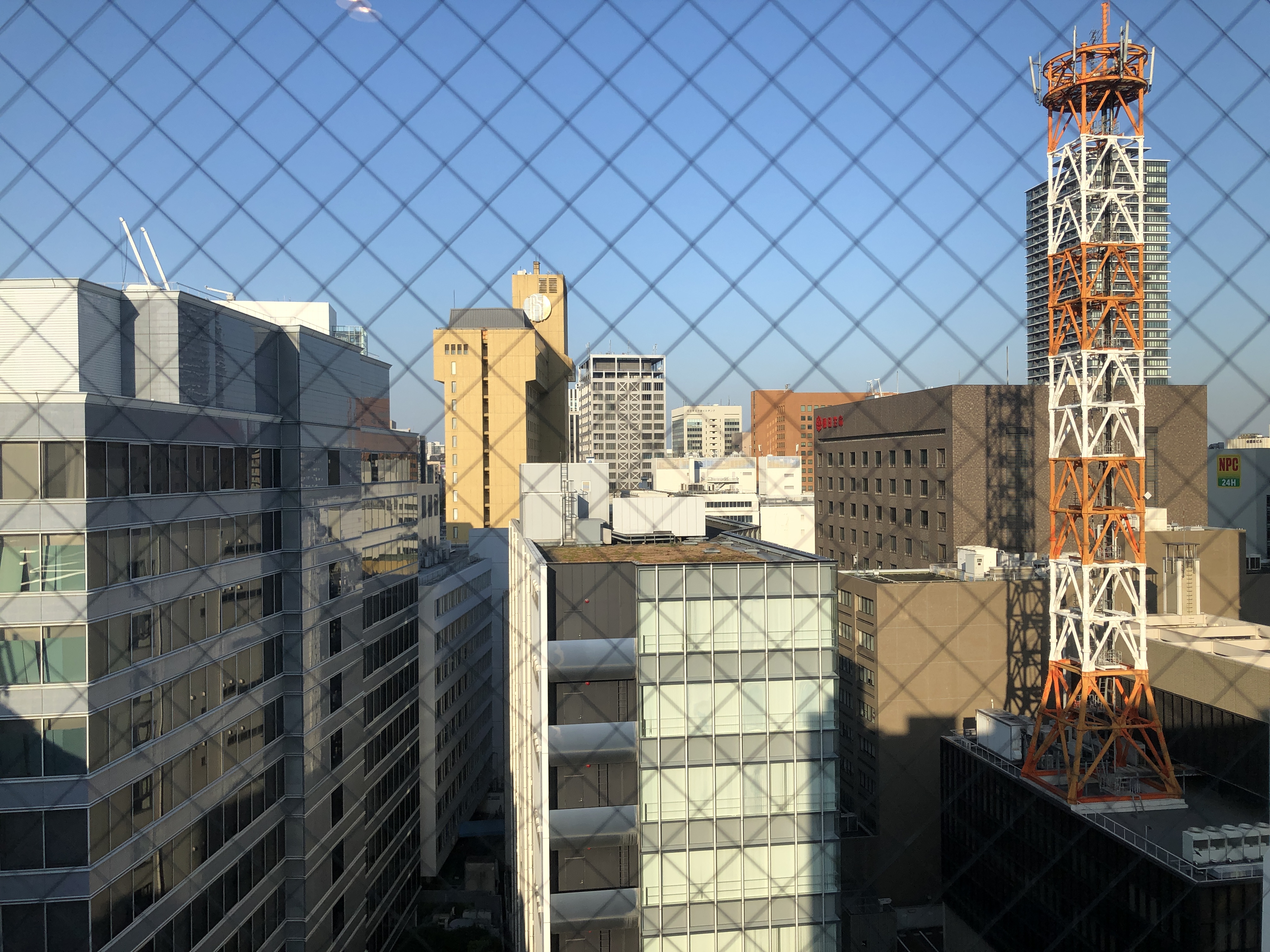 フェンスに囲まれている建物