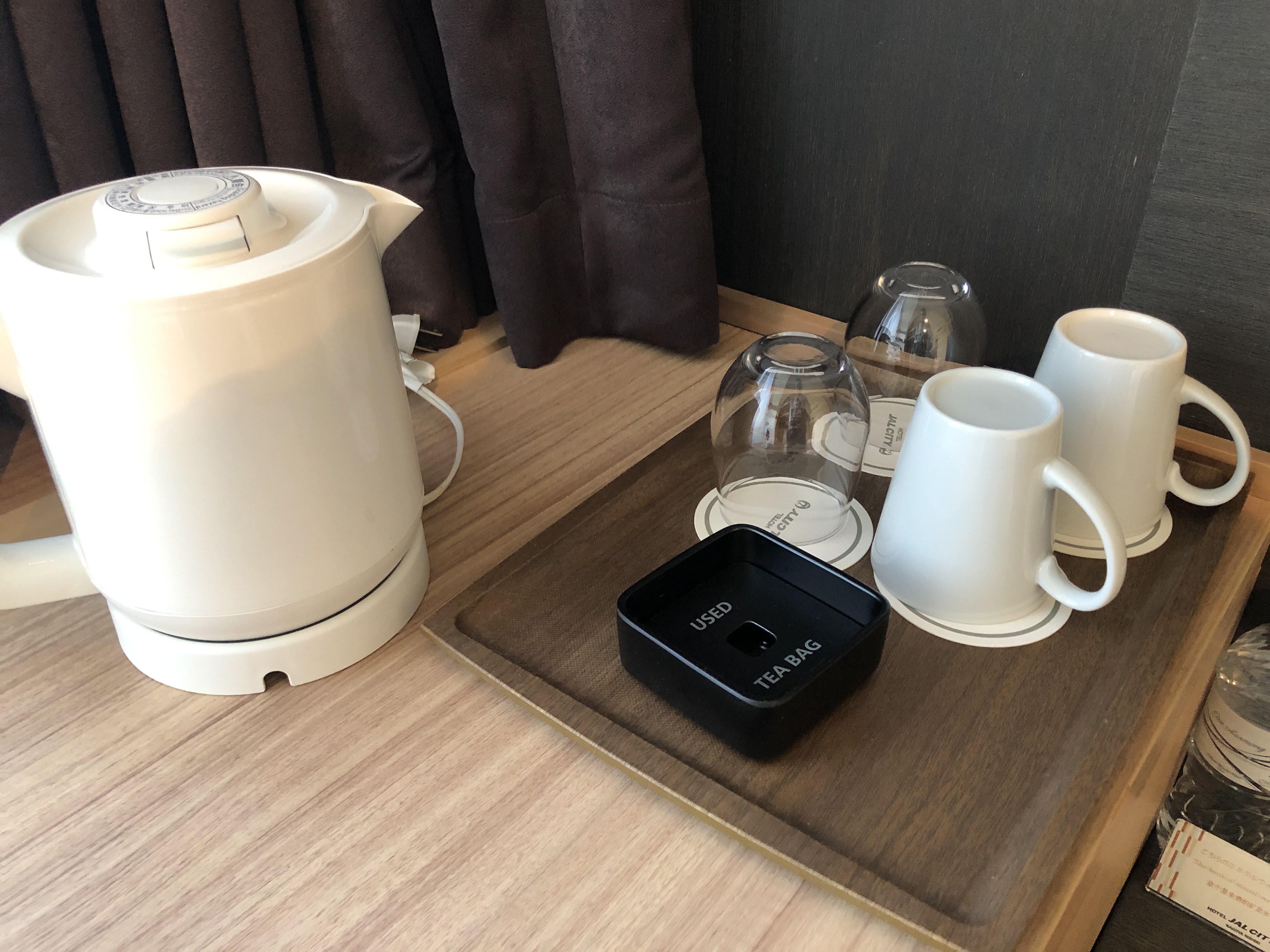テーブルの上に置かれたコーヒー