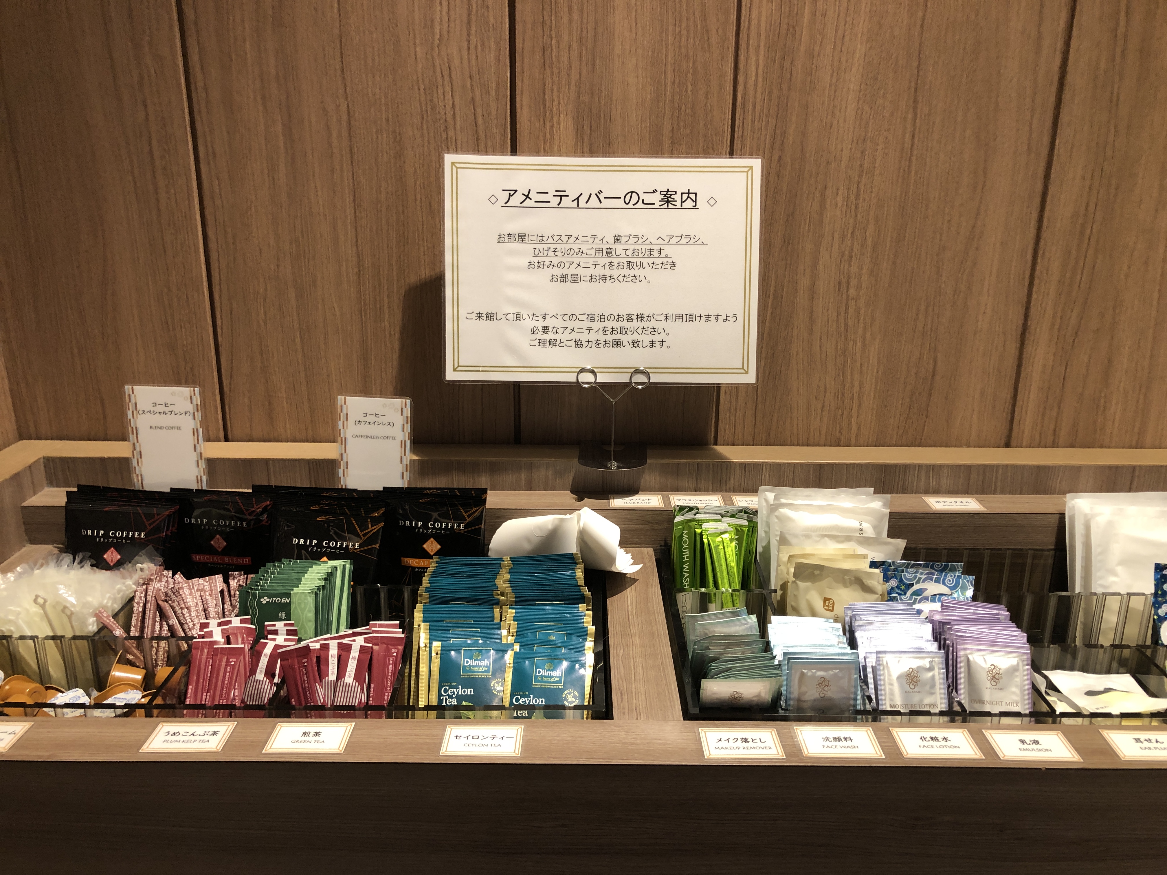 カウンターに乗ったパンフレットの束