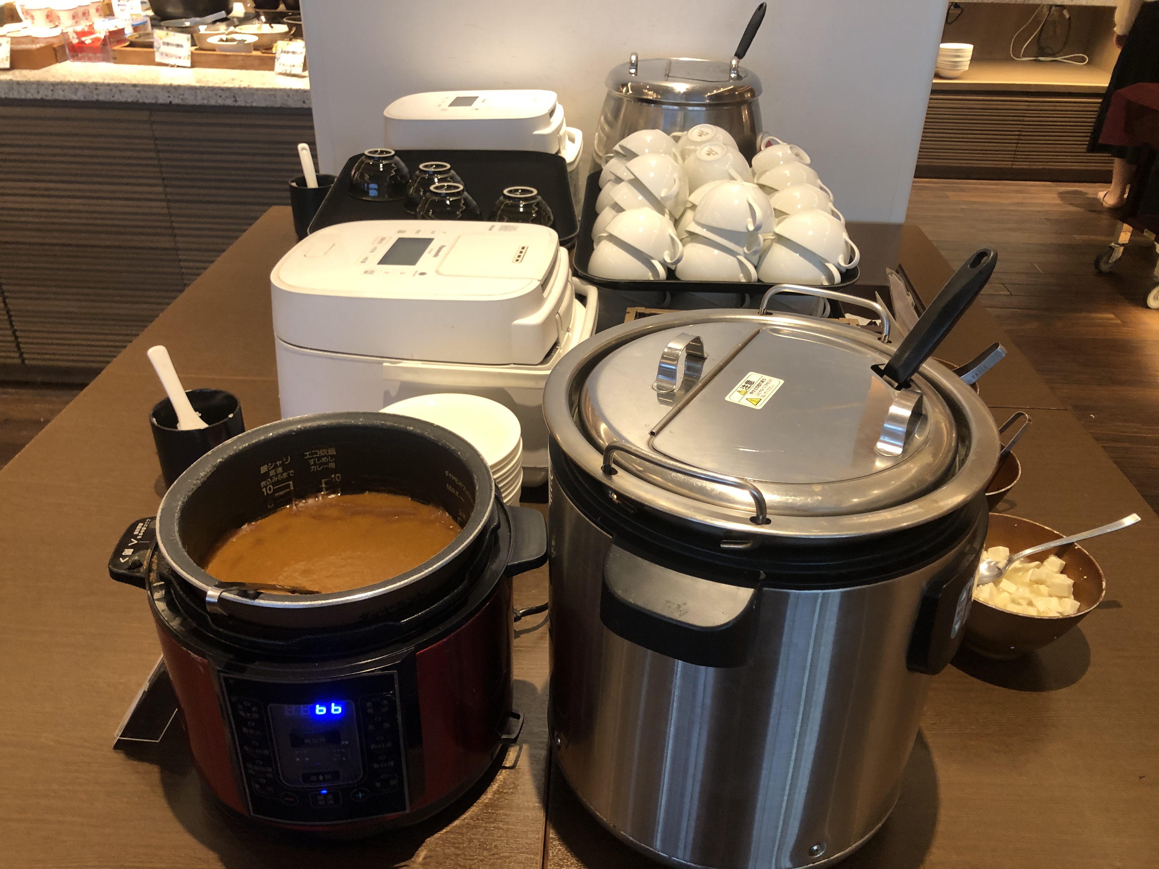 テーブルの上にあるコーヒーメーカー