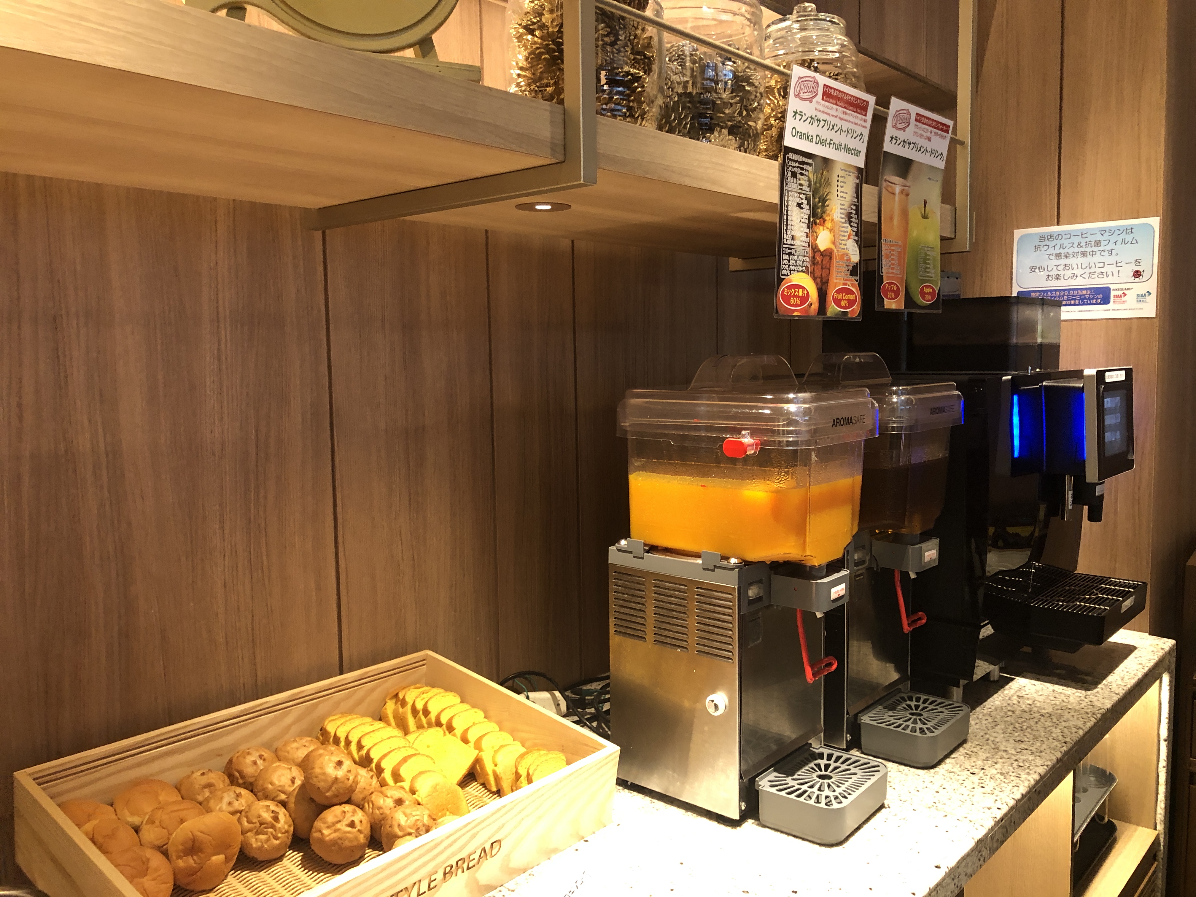 店のカウンターの上に置かれたワインボトル