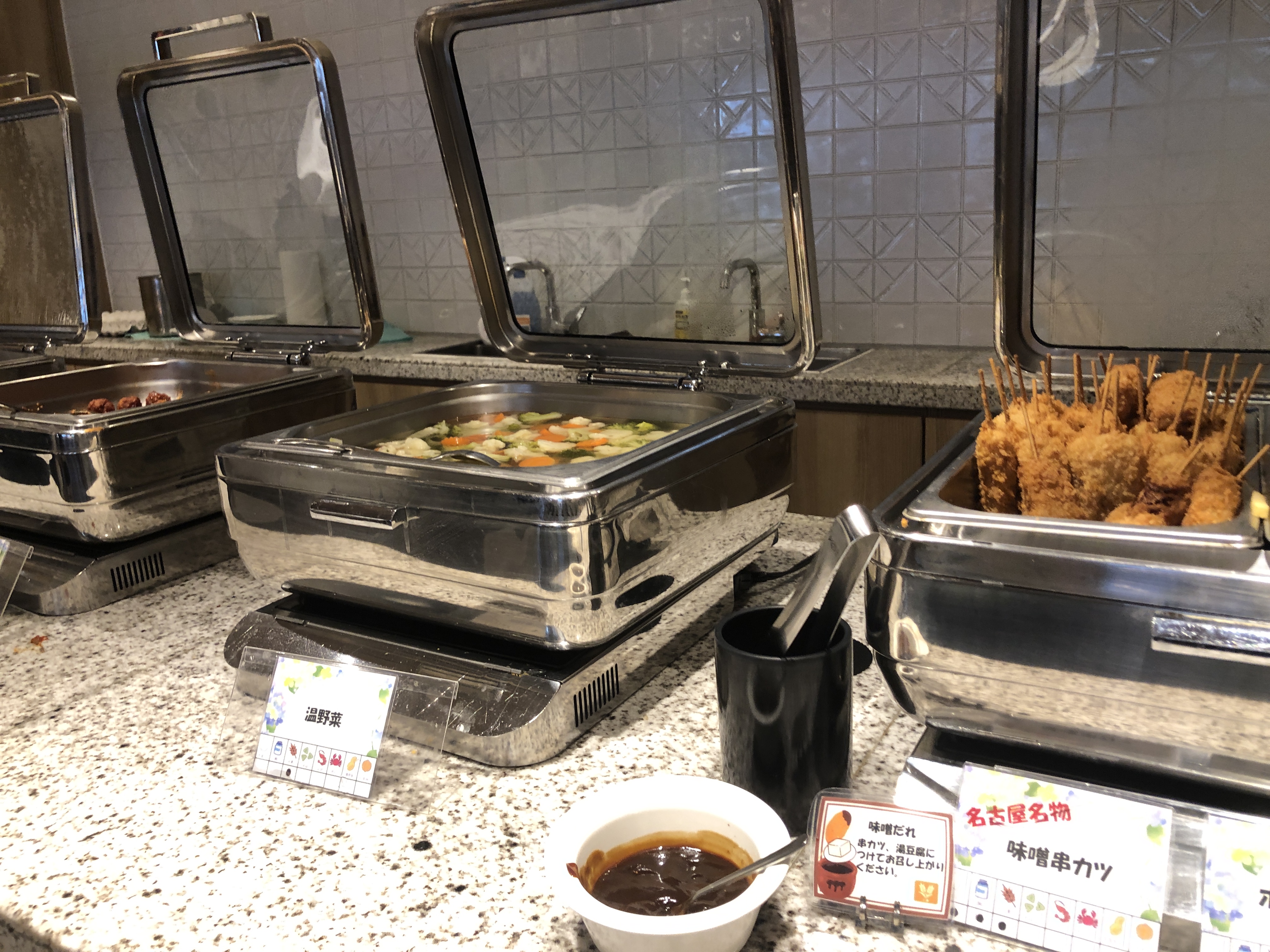 カウンターの上にあるいろんな食べ物