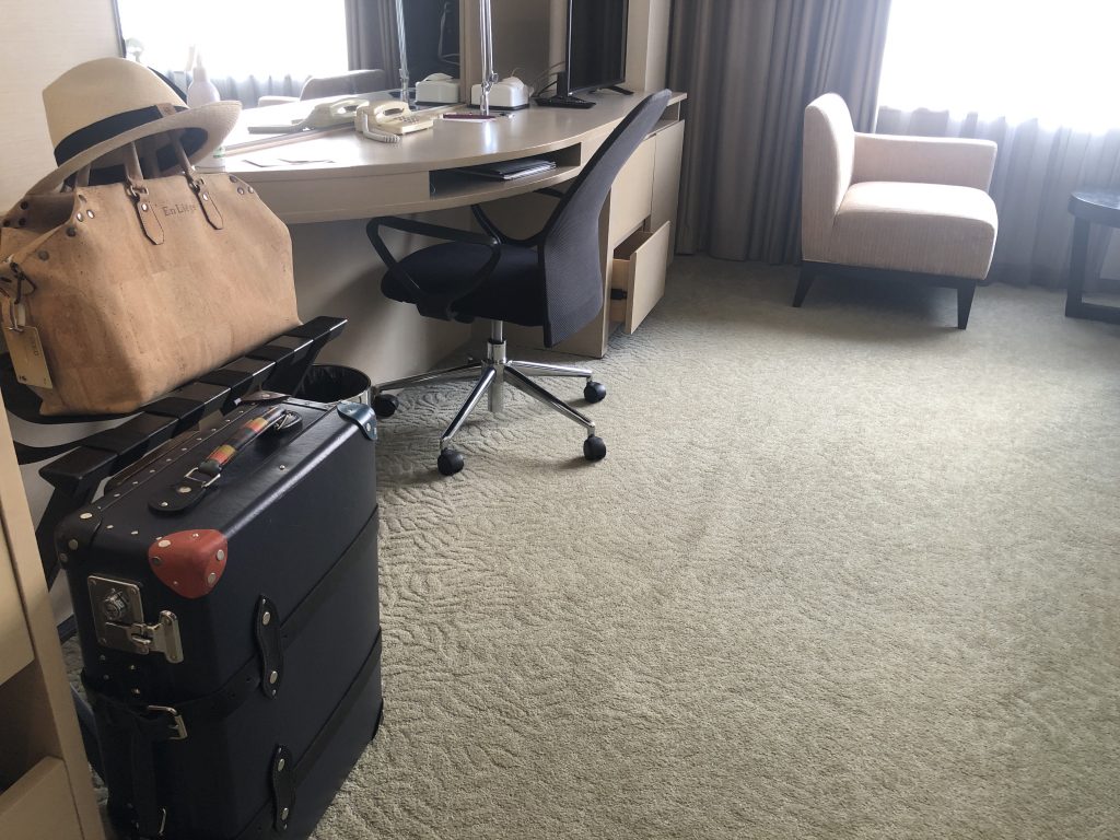 床に置かれたスーツケース