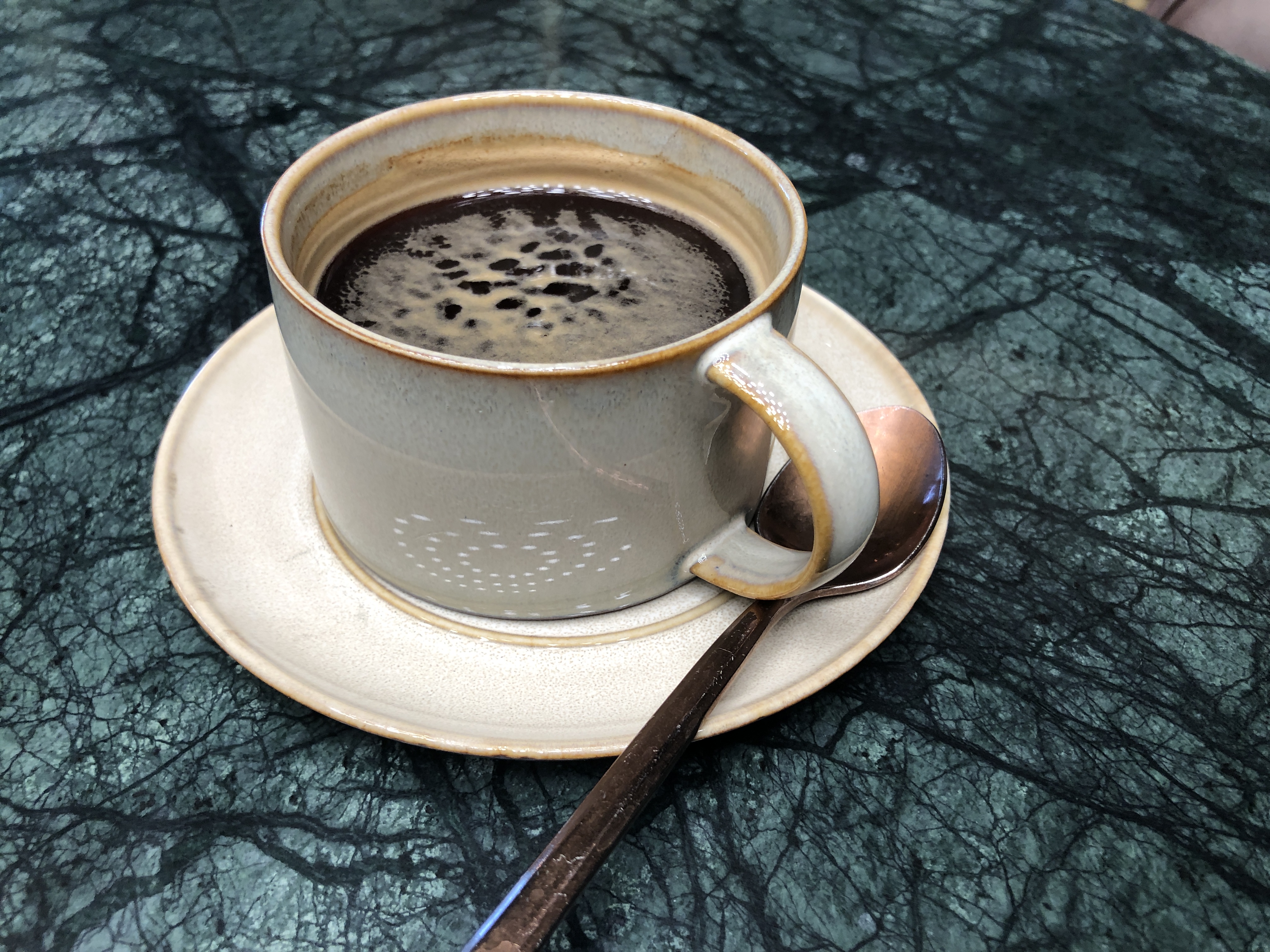 テーブルの上にあるコーヒー