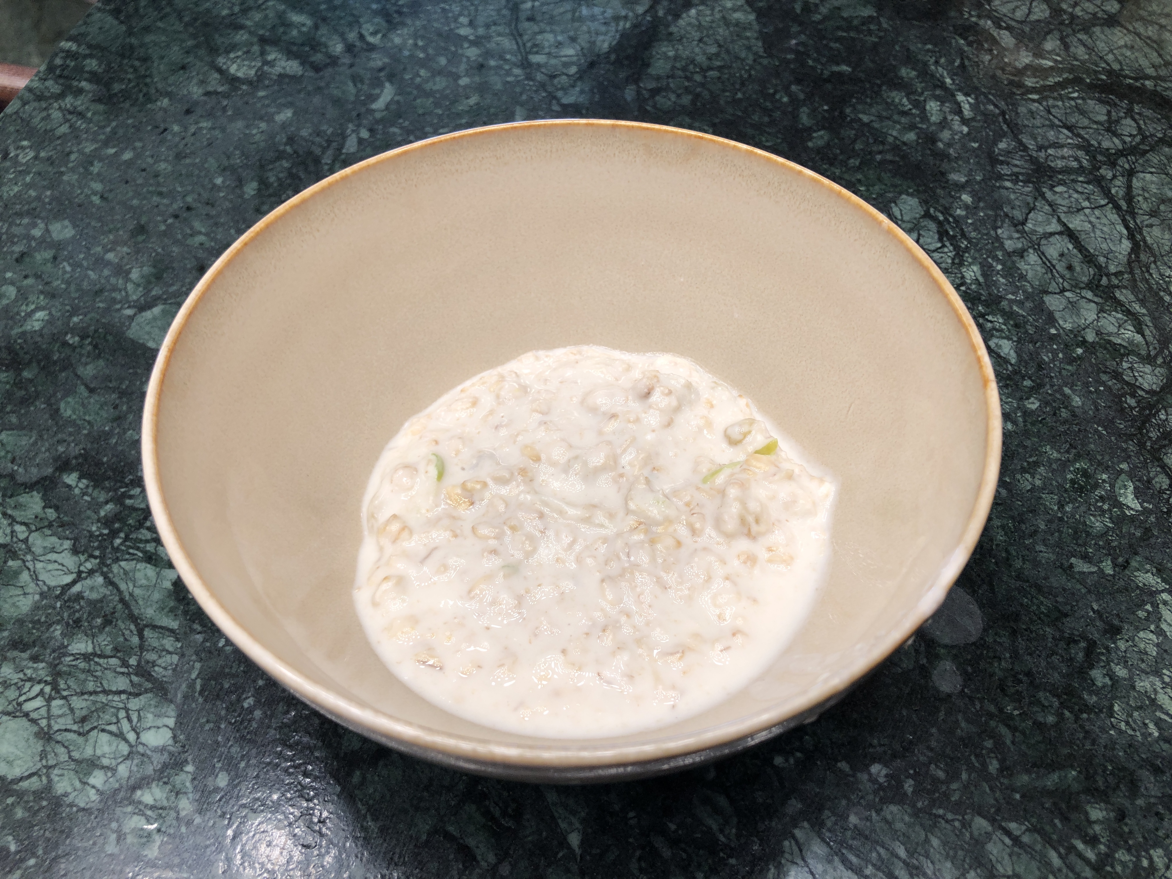 皿の上にあるスープ