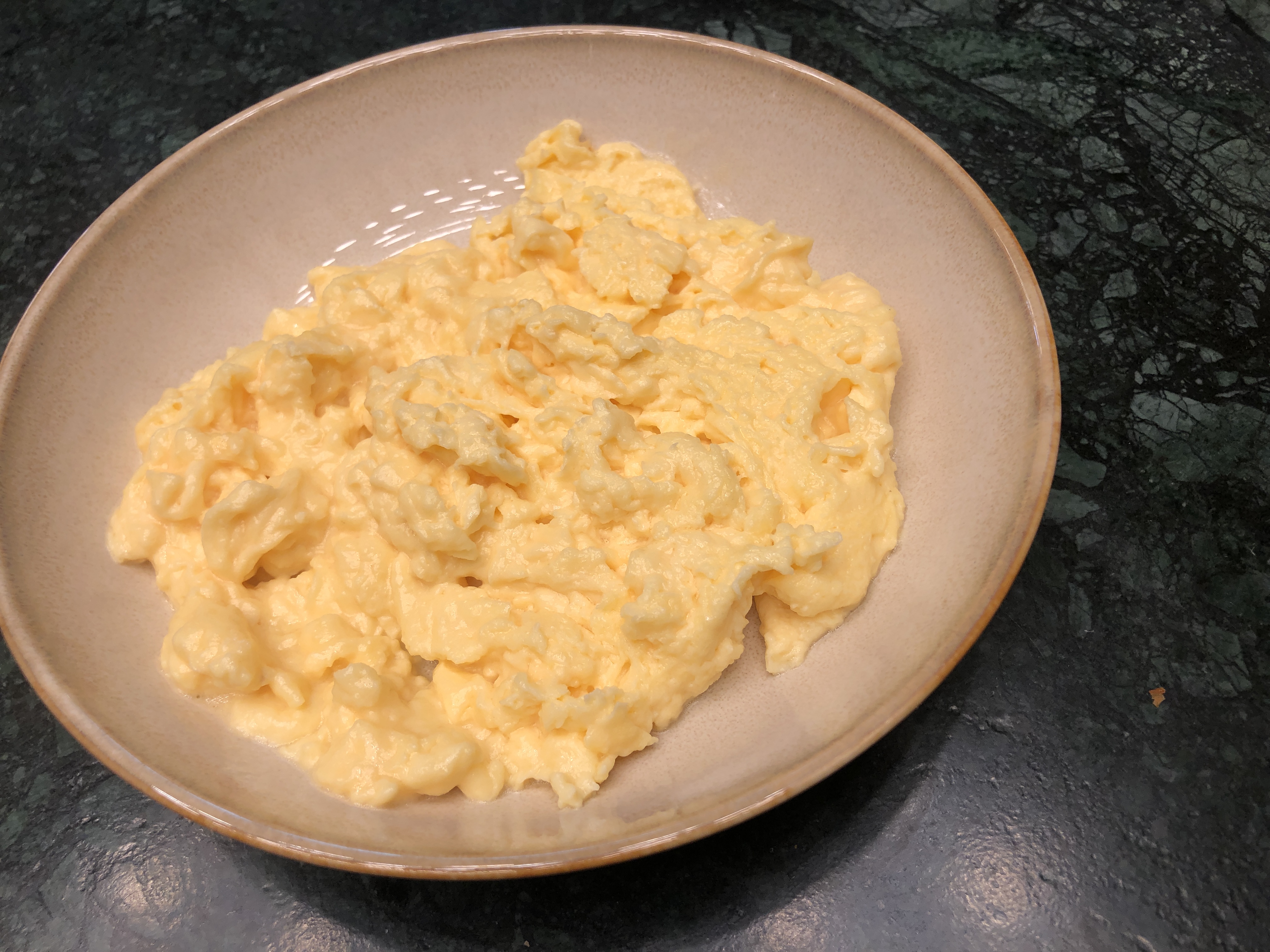 皿の上の食べ物