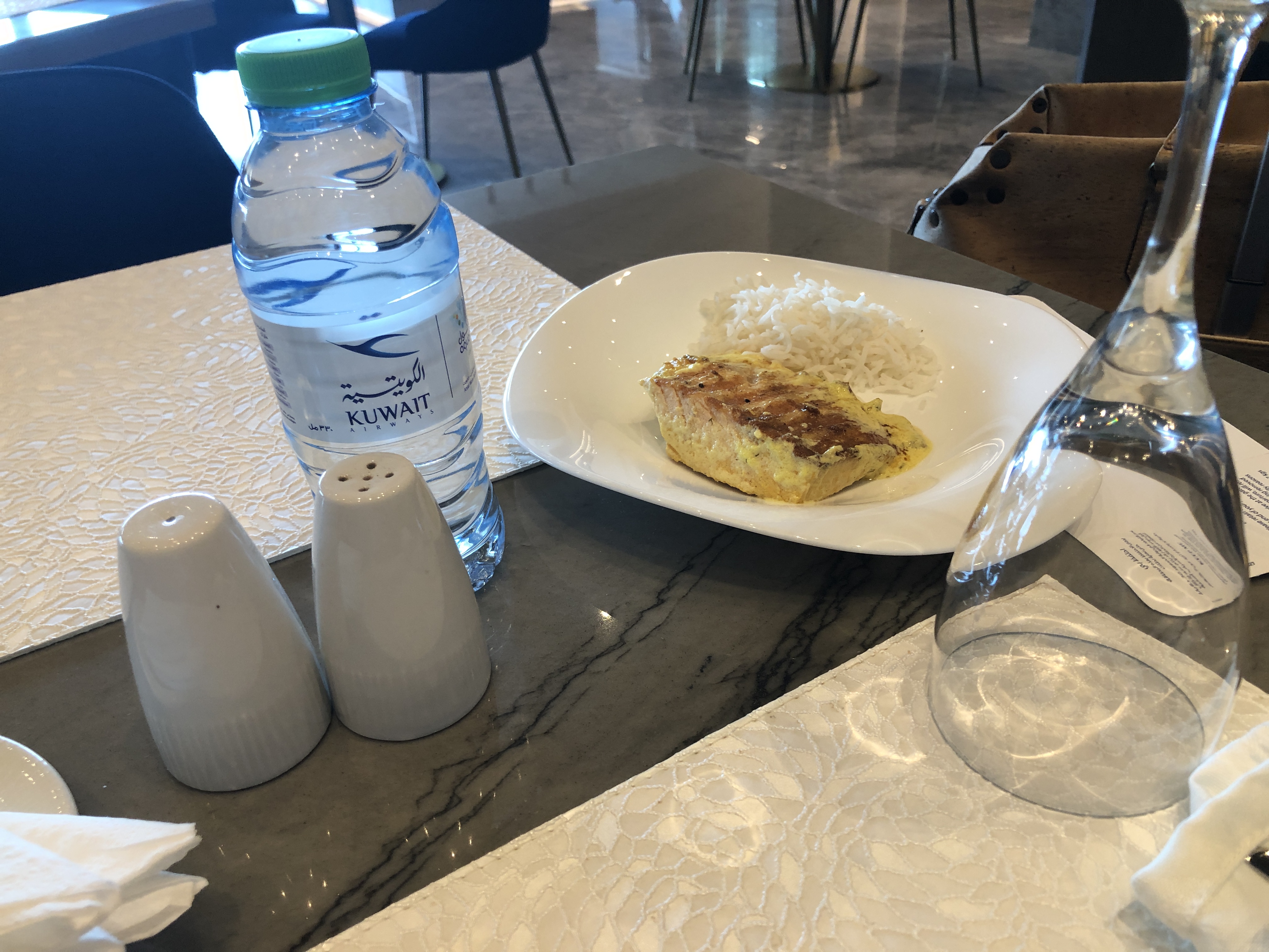 皿の上の食べ物とワイングラス