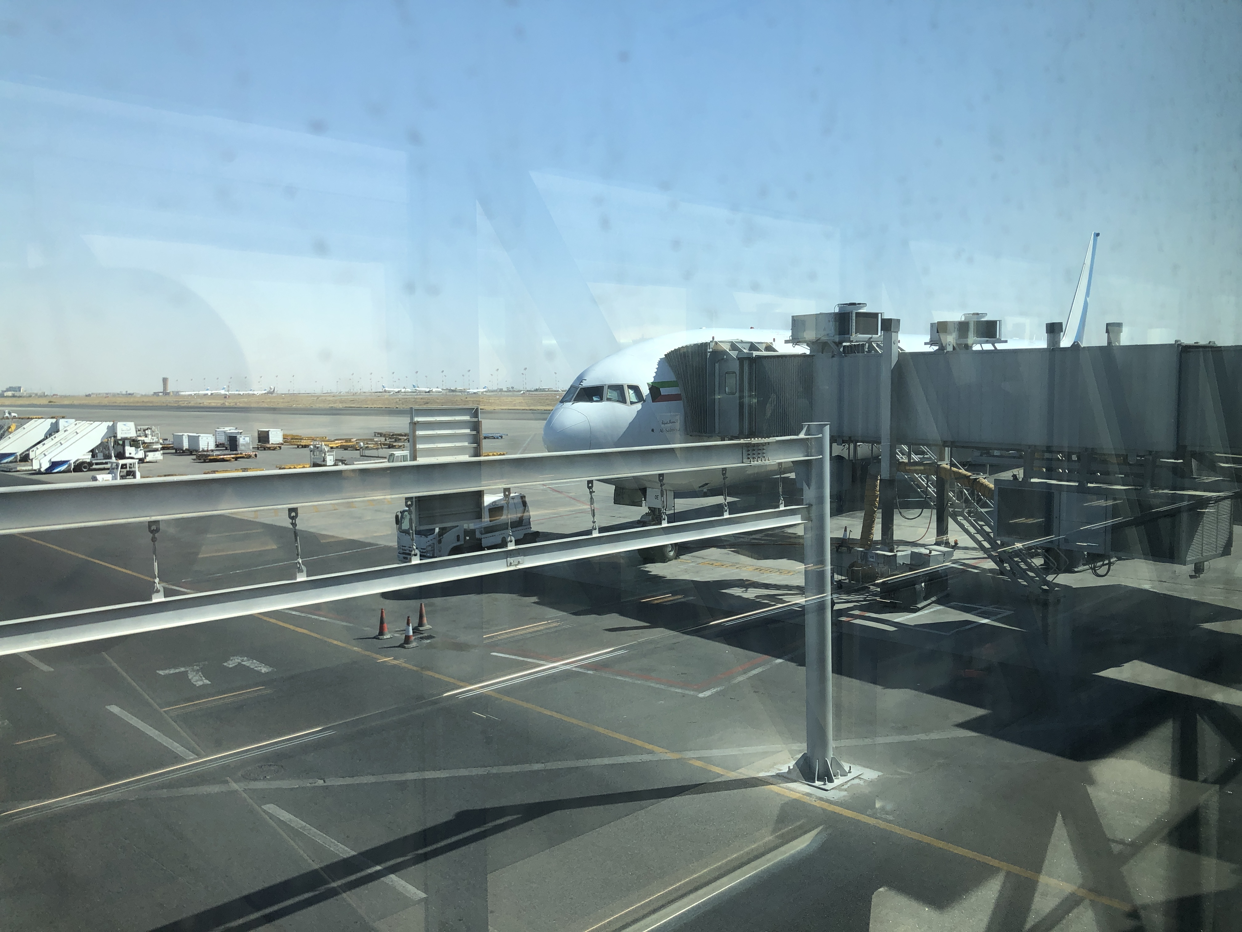 空港に停まっている飛行機の白黒写真