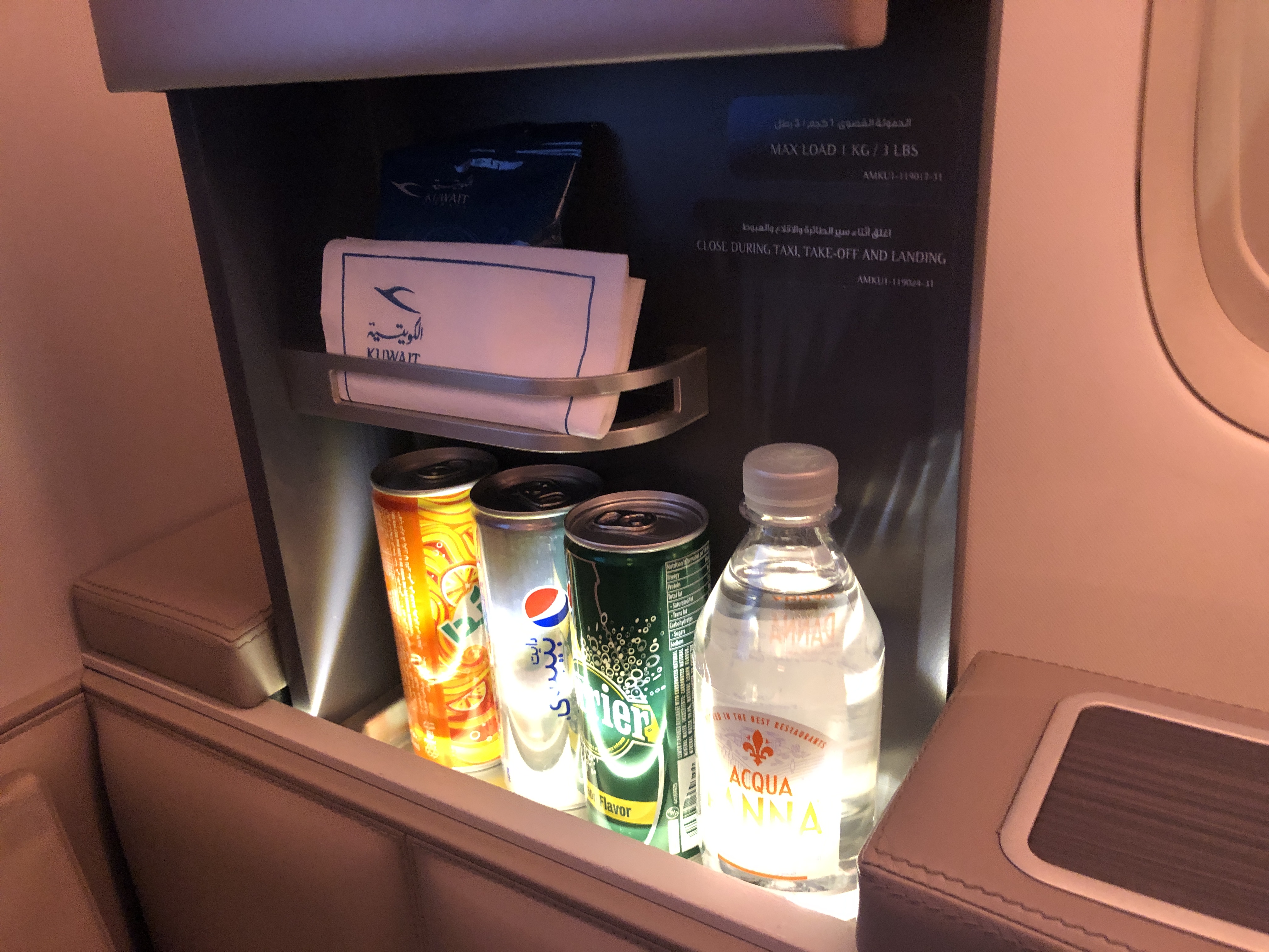 机の上に置かれた携帯電話と箱