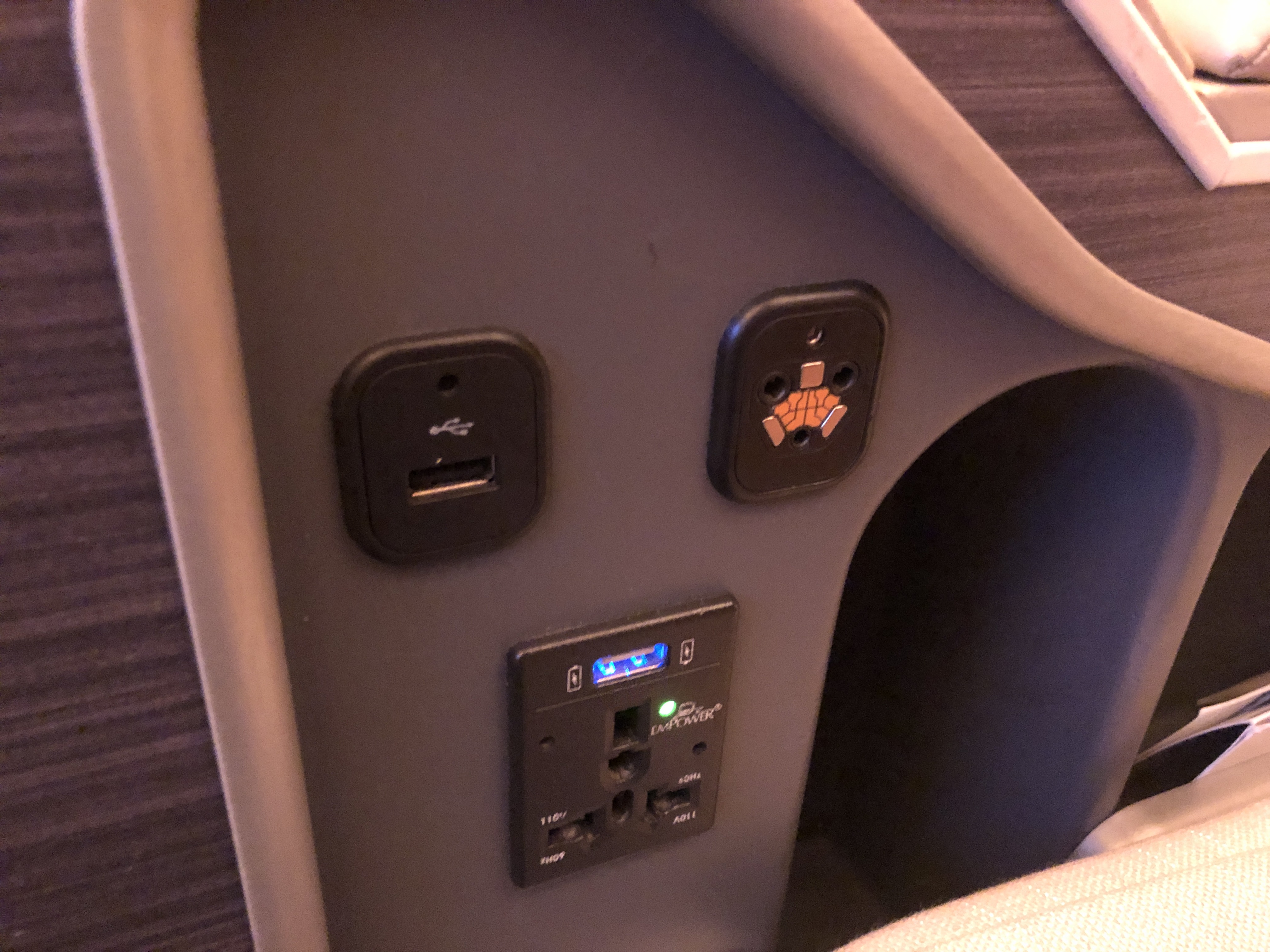 テーブルに置かれたゲーム機