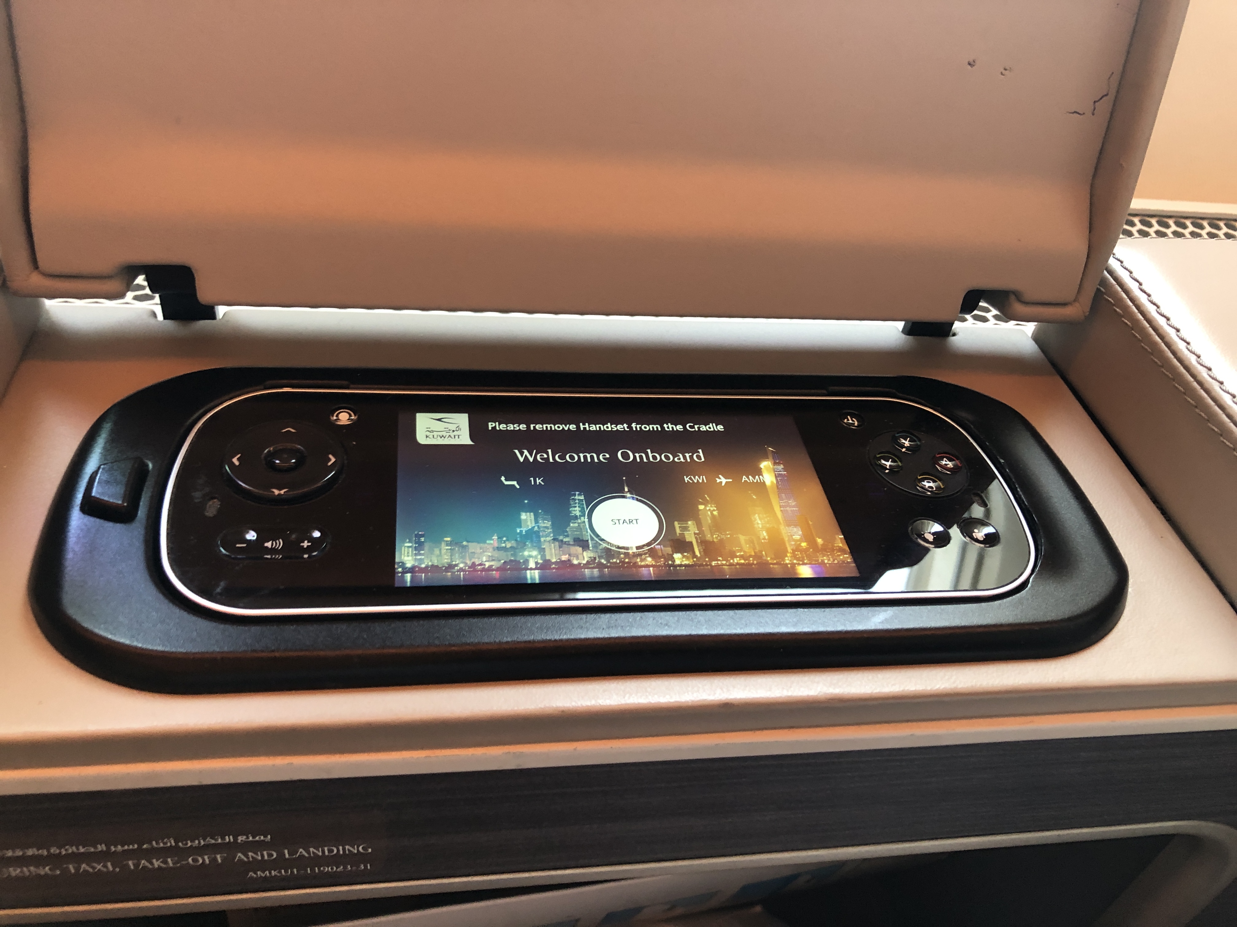 車のダッシュボードの上に置かれた携帯電話