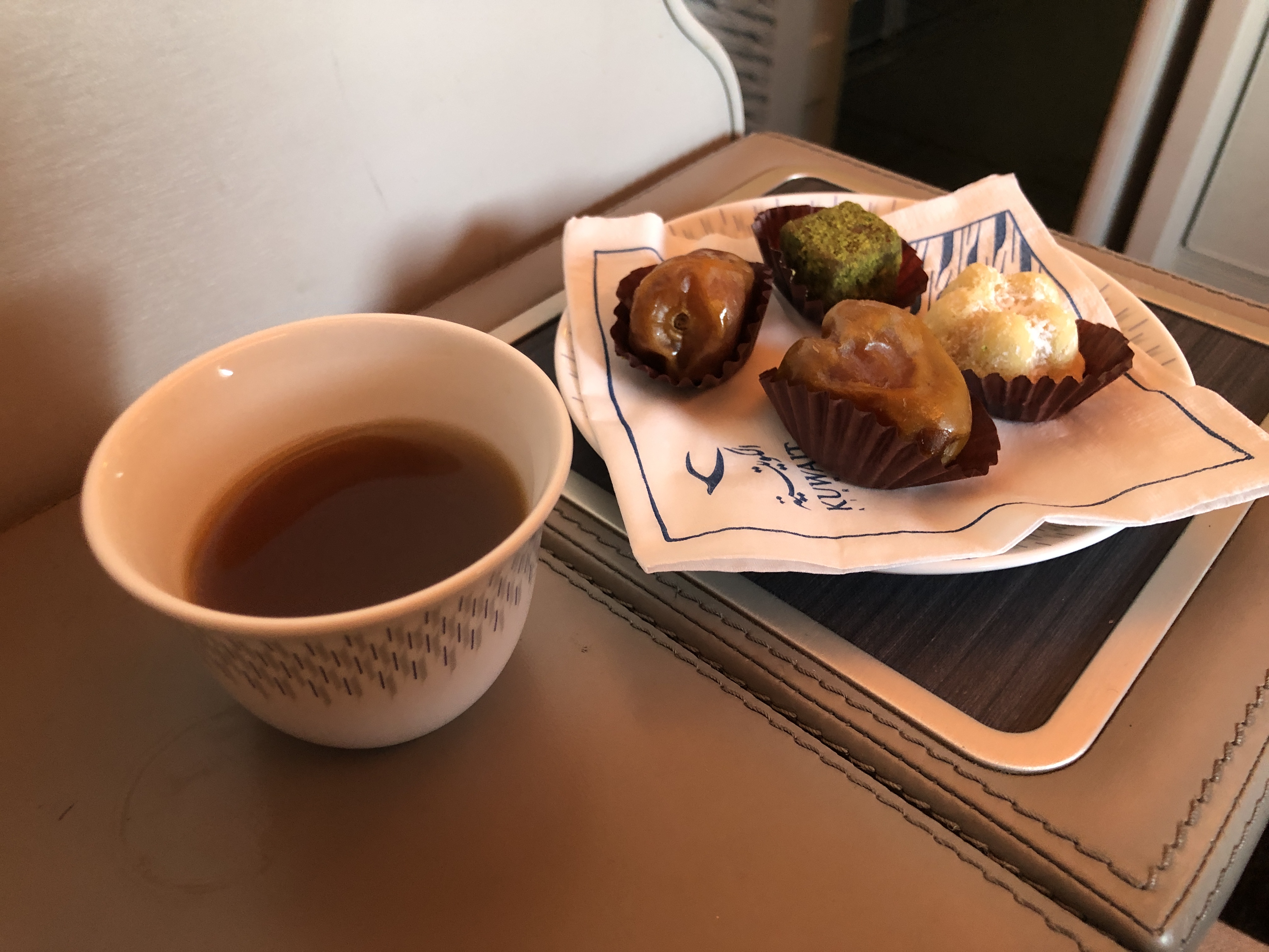 テーブルの上に置いてあるドーナツとコーヒー