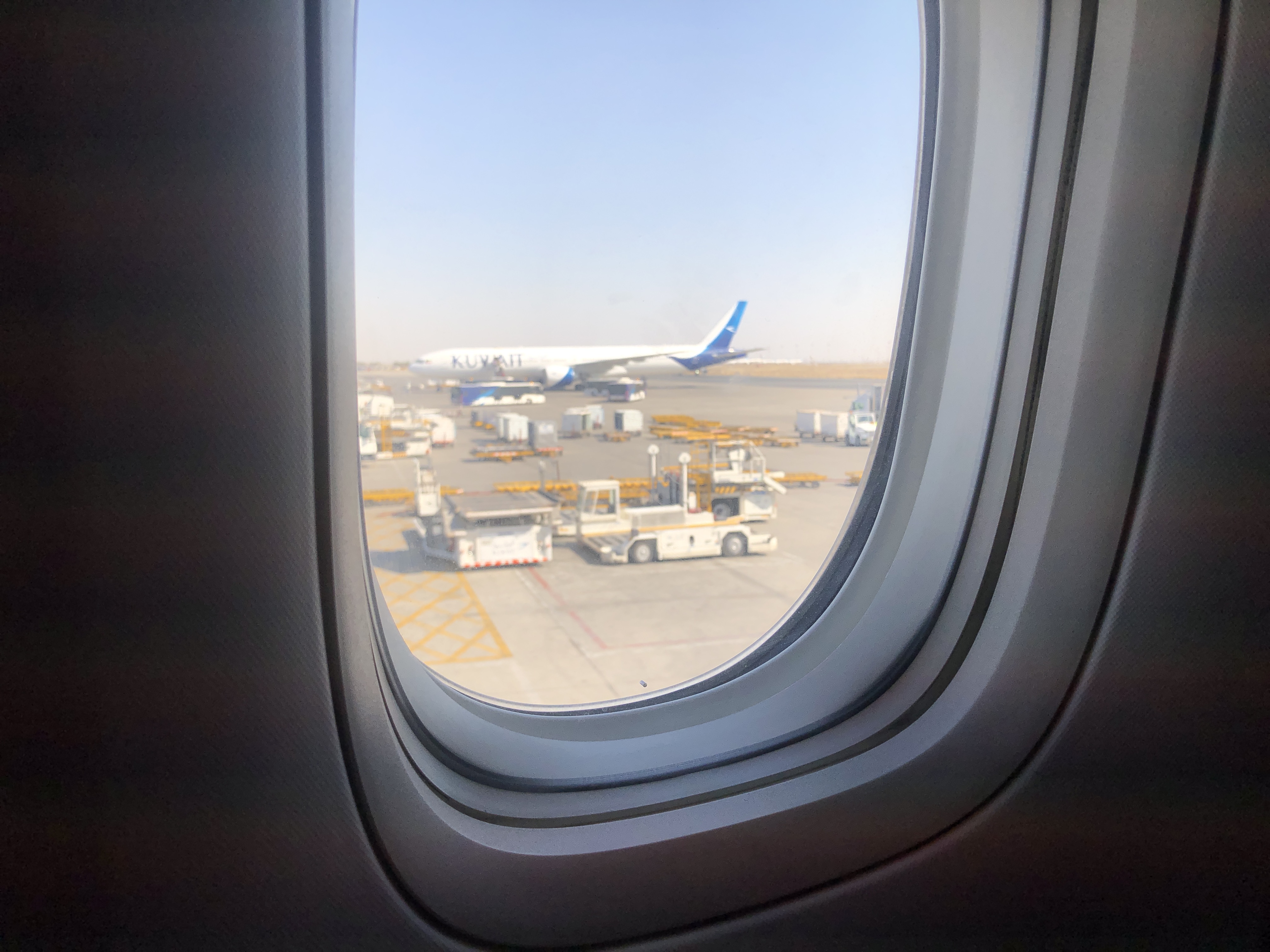 飛行機の窓から見える景色