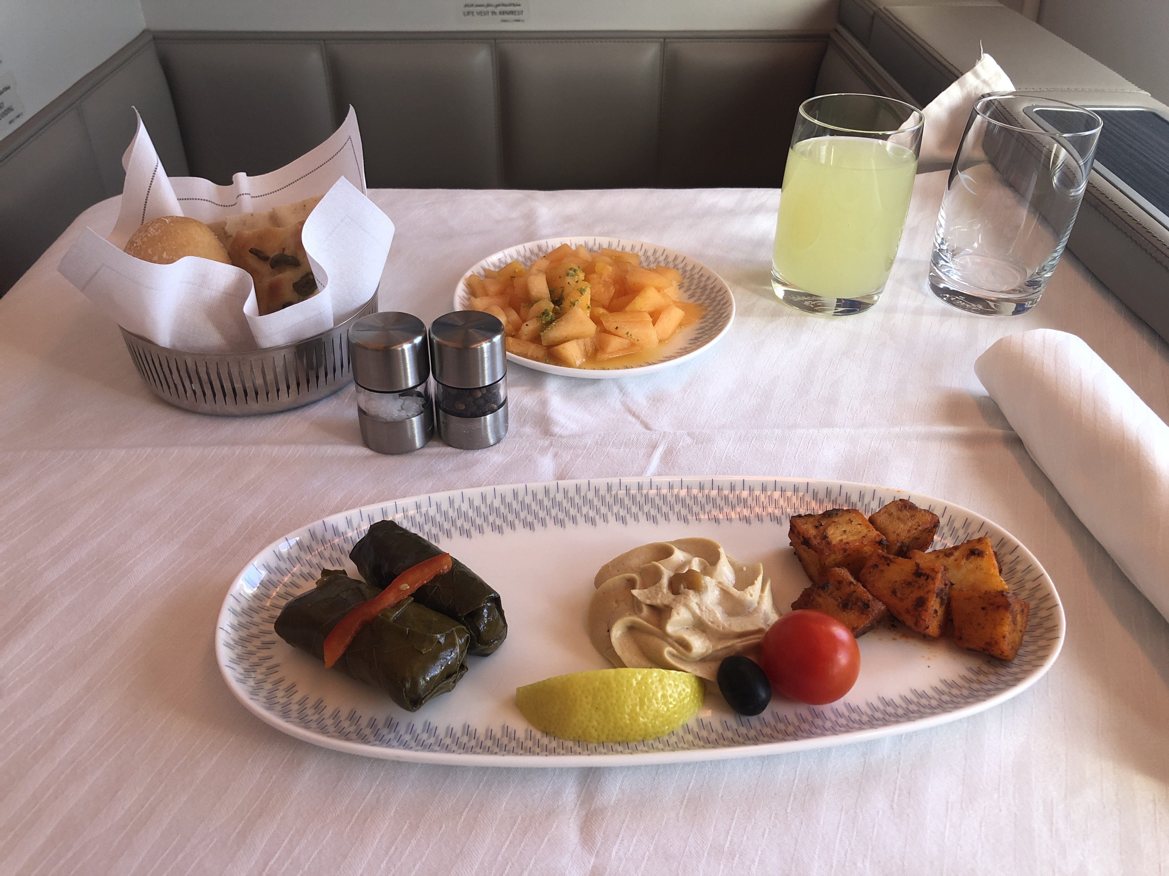 テーブルの上にあるいろんな食べ物