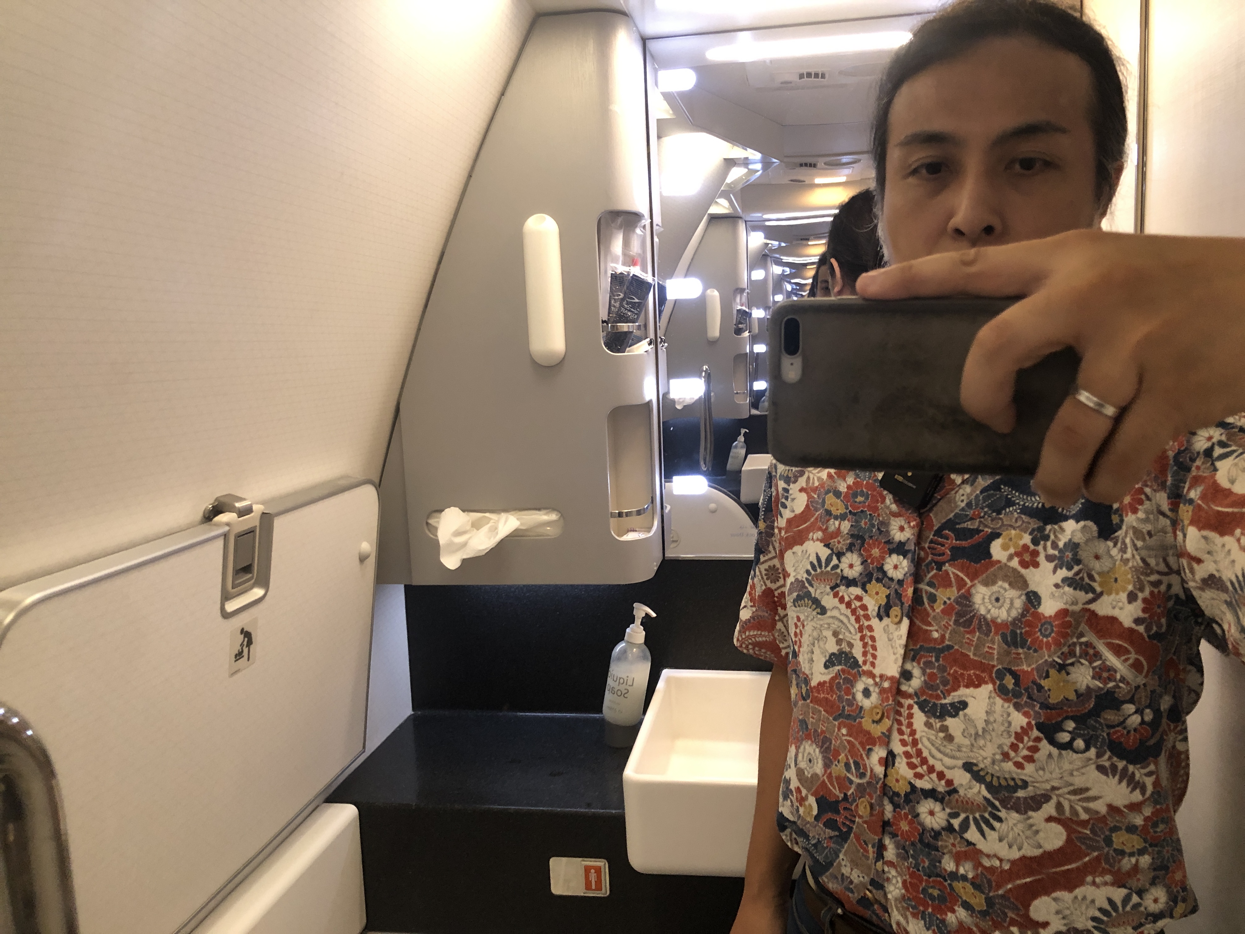 鏡でセルフィーを撮っている男性