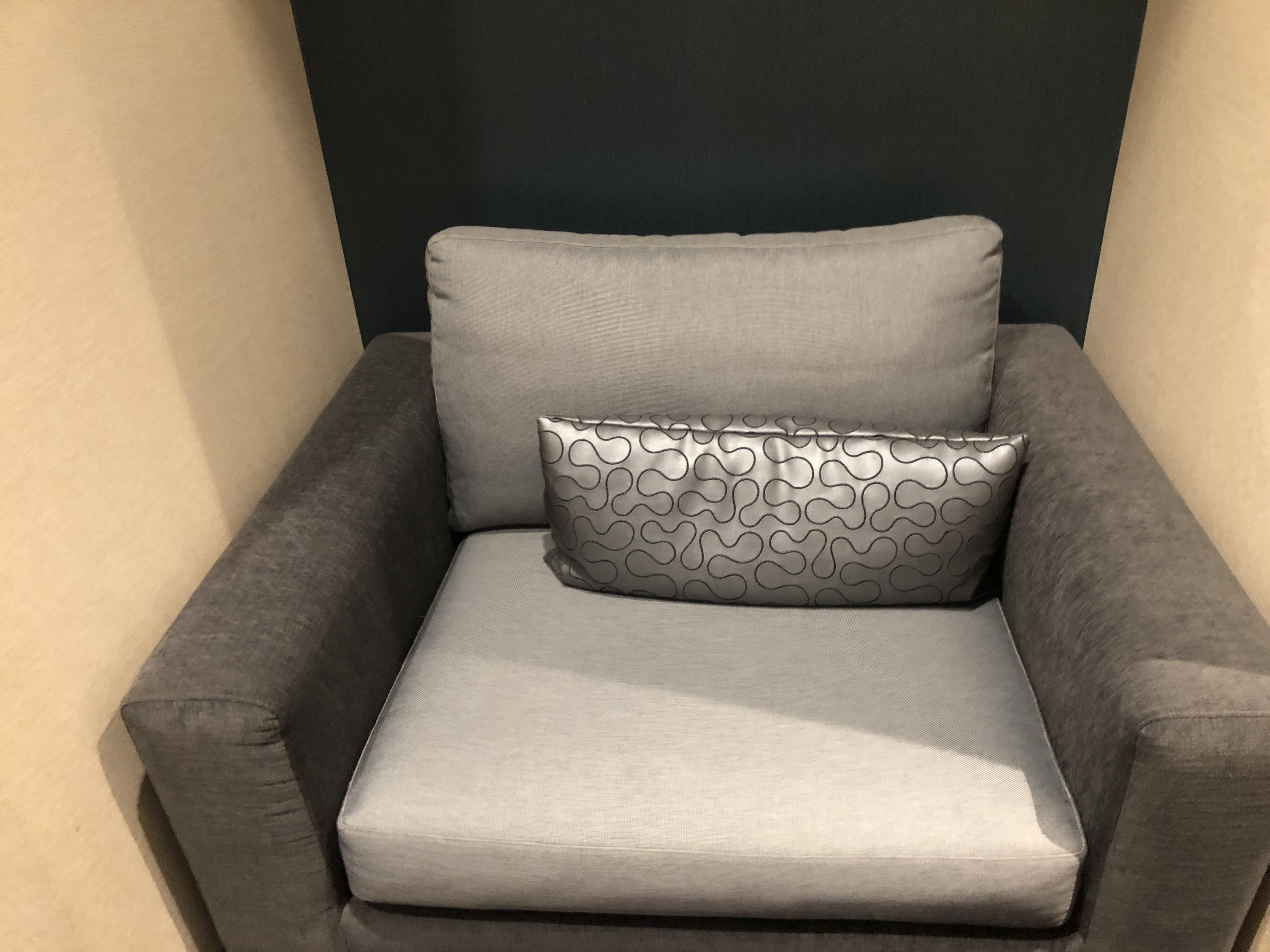 部屋の隅に置かれたソファー