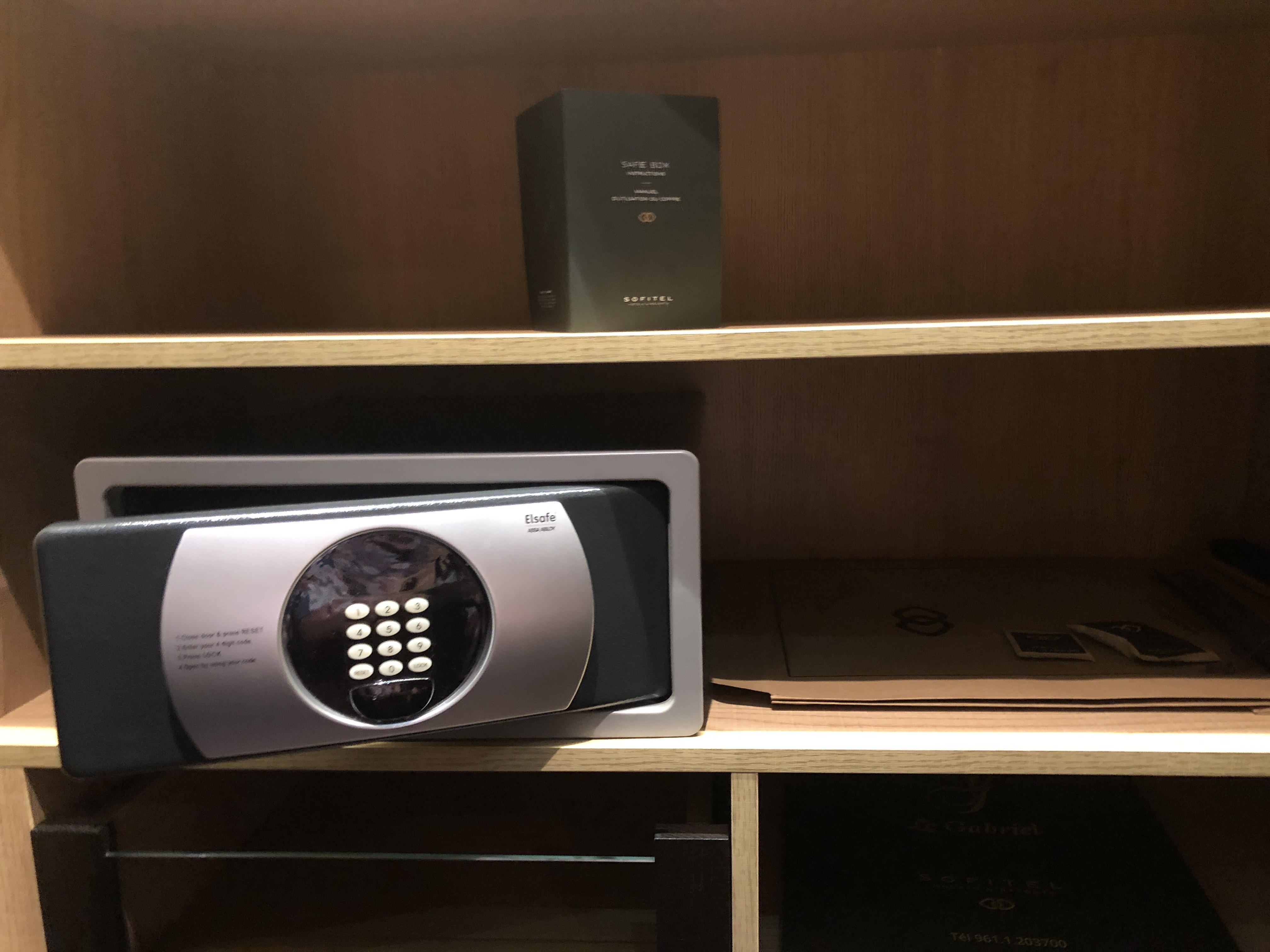棚に置かれた電子レンジ
