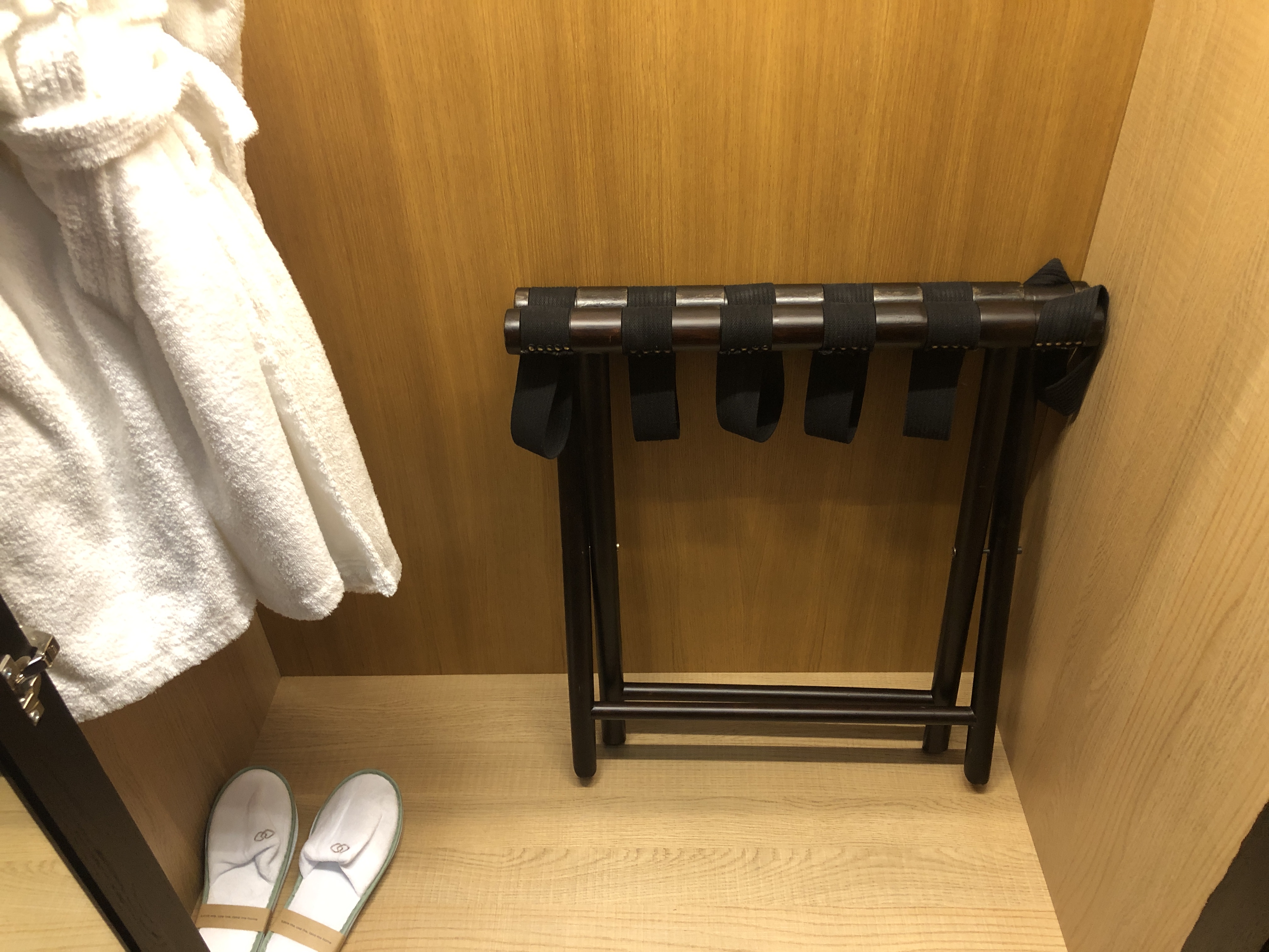 テーブルの上に置かれた靴