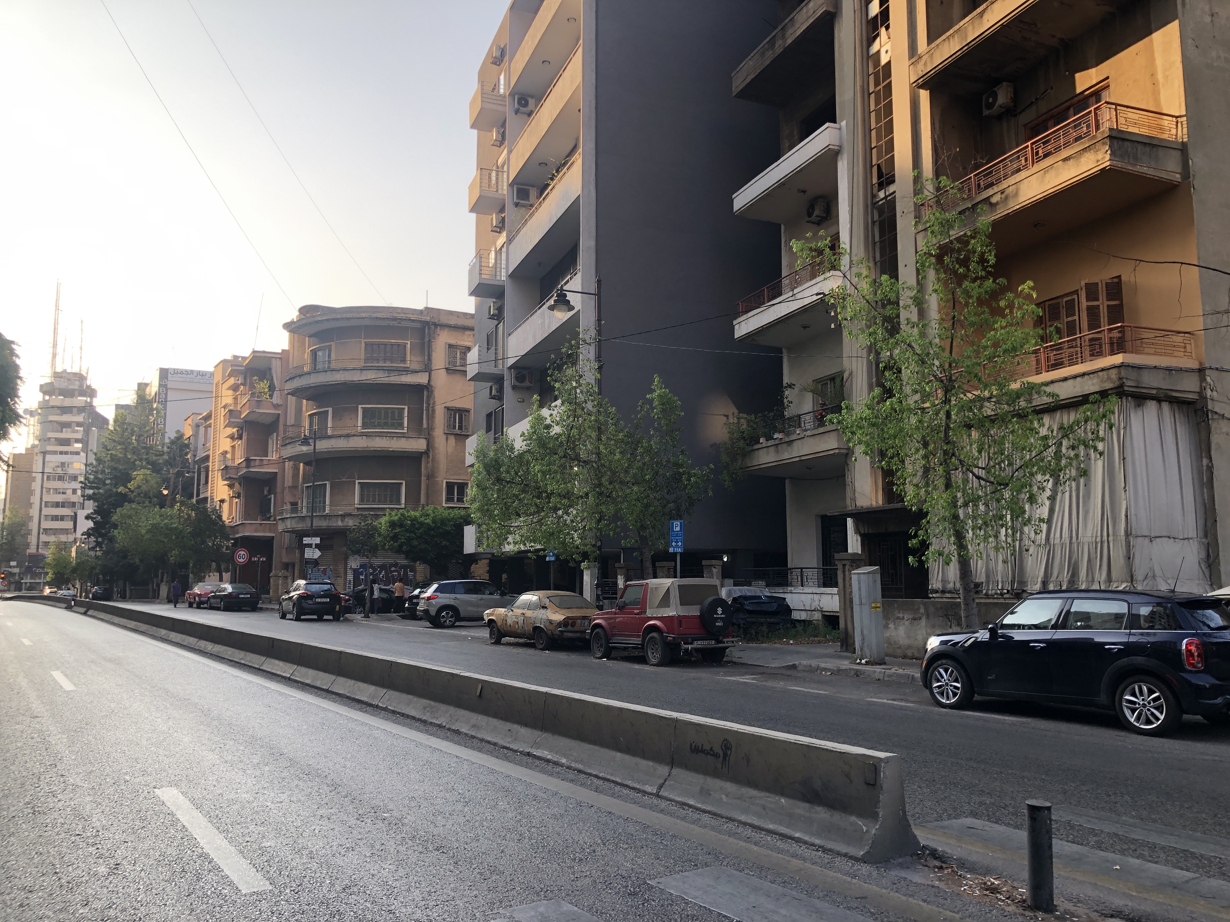 建物の間の道路を走る車