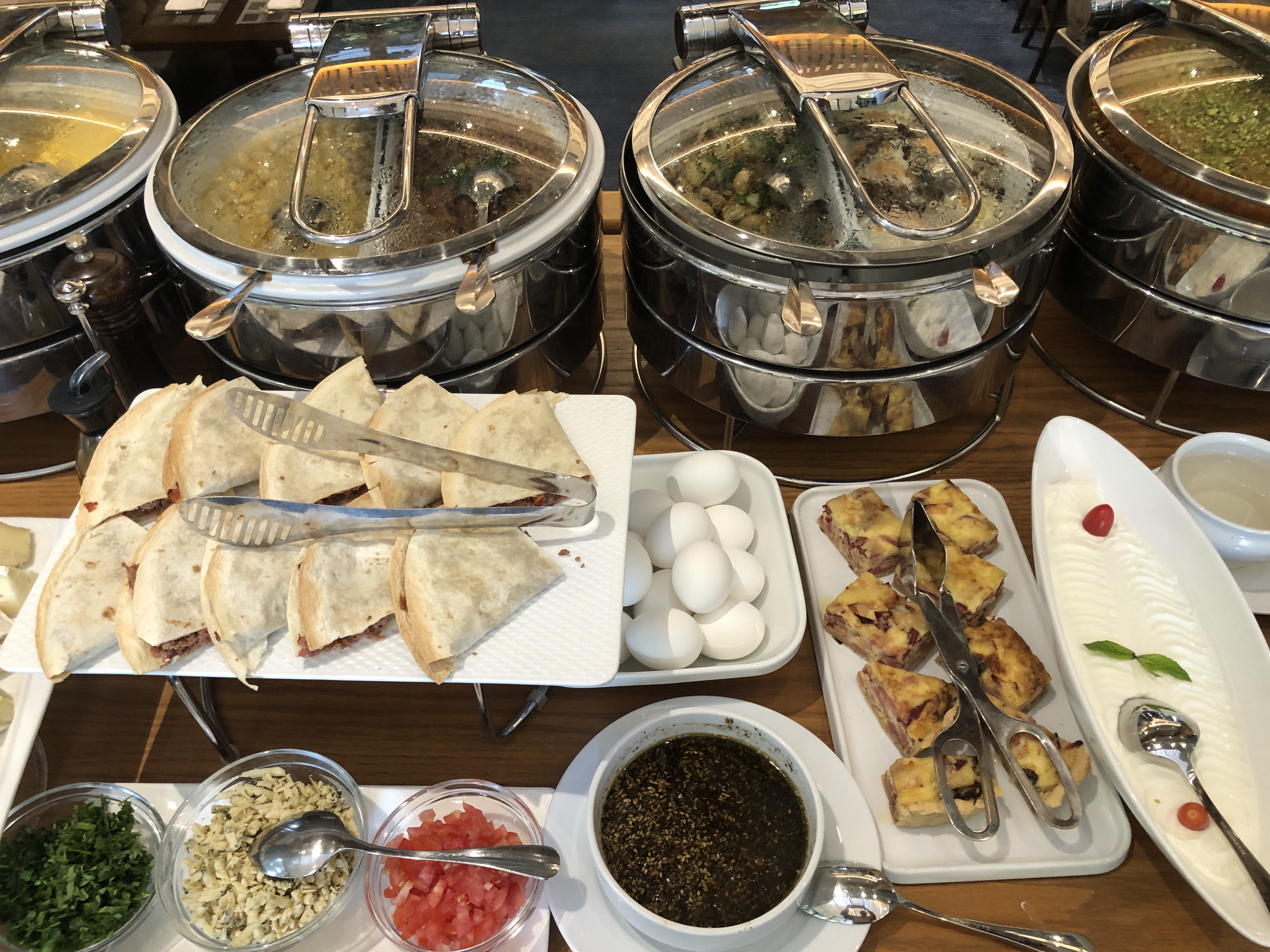 テーブルの上にあるいろんな食べ物