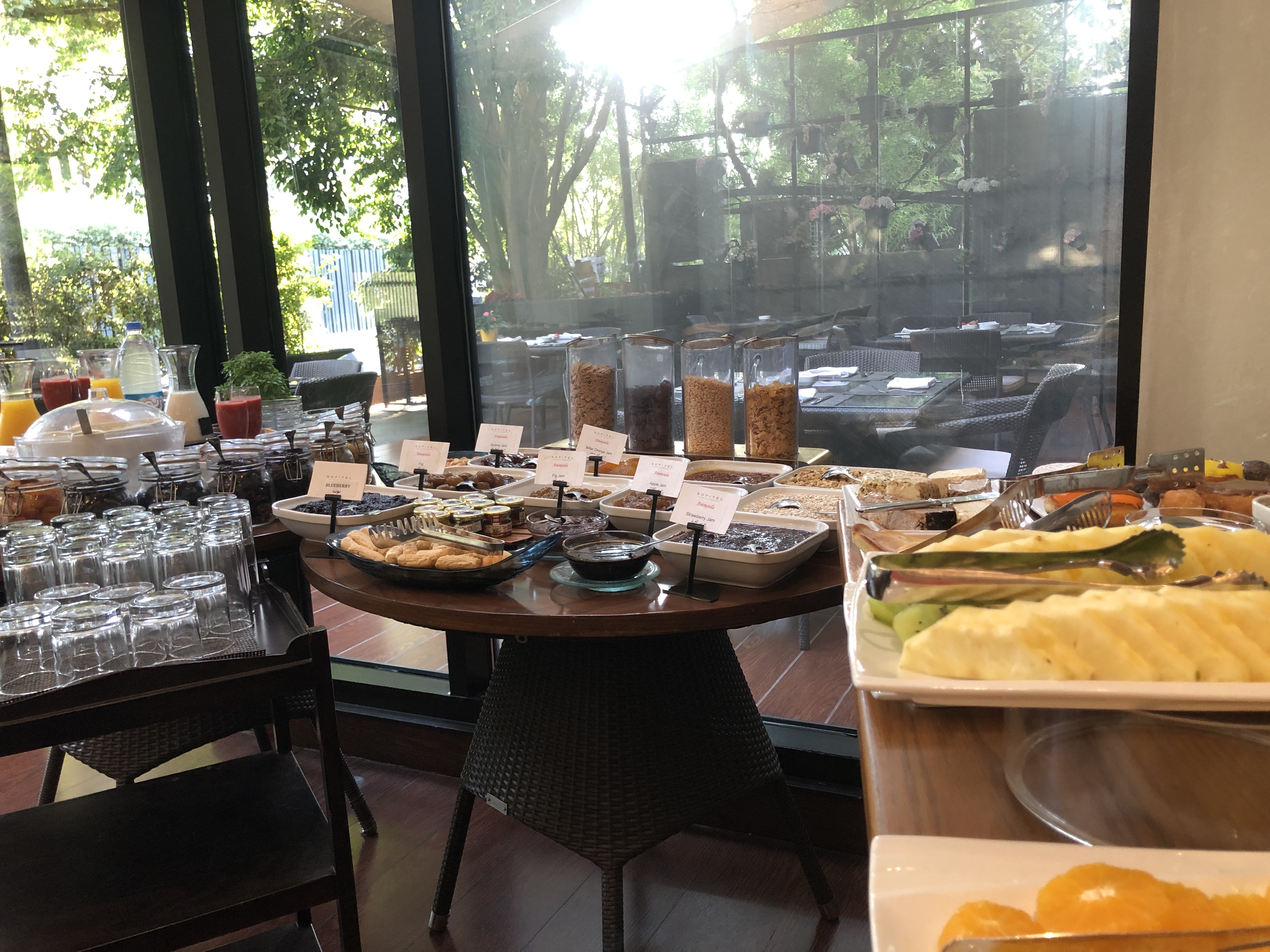 テーブルの上の食べ物