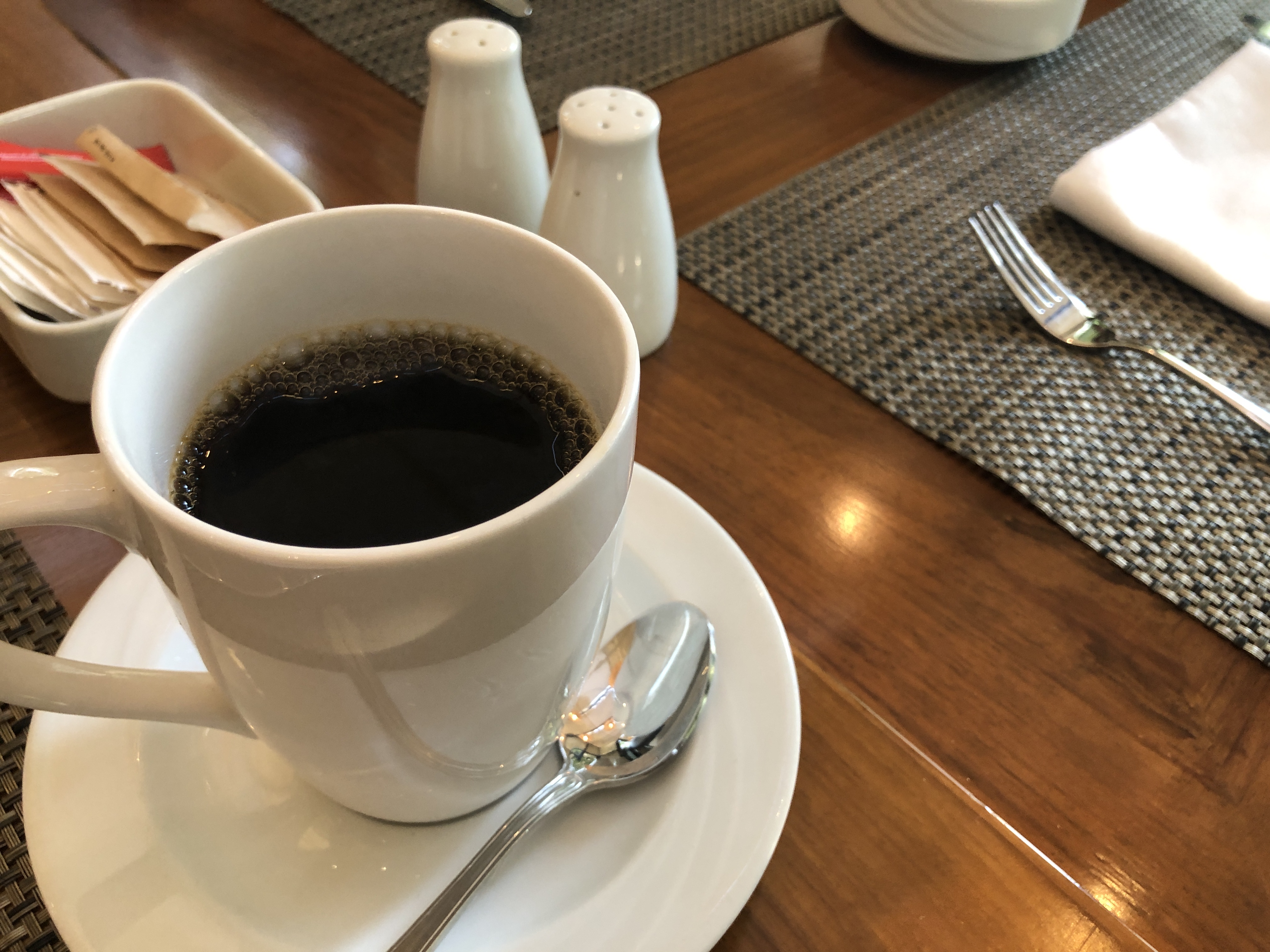 テーブルの上に置かれたコーヒーカップ